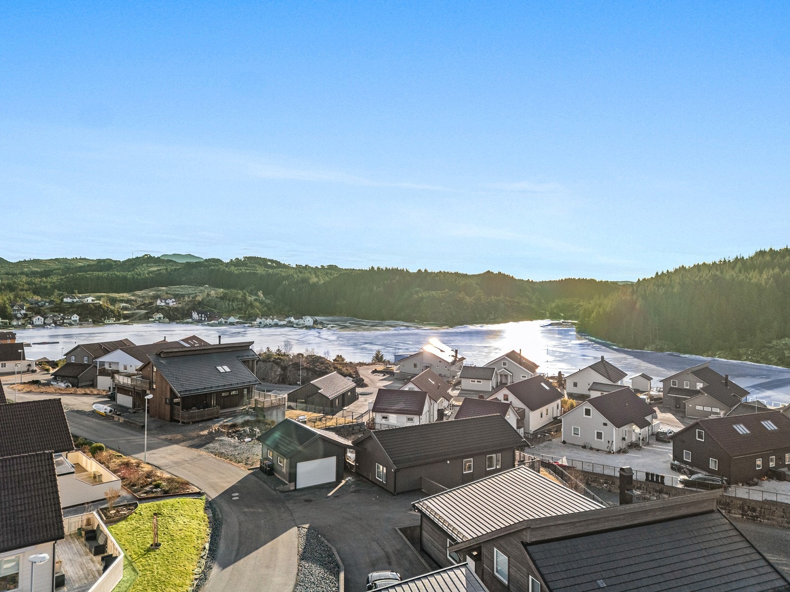 Eiendommen ligger sørvendt i byggefeltet Stavlandsneset med kort vei til skoler, idrettsanlegg og sentrum med butikker og servicetilbod. Galleribilde