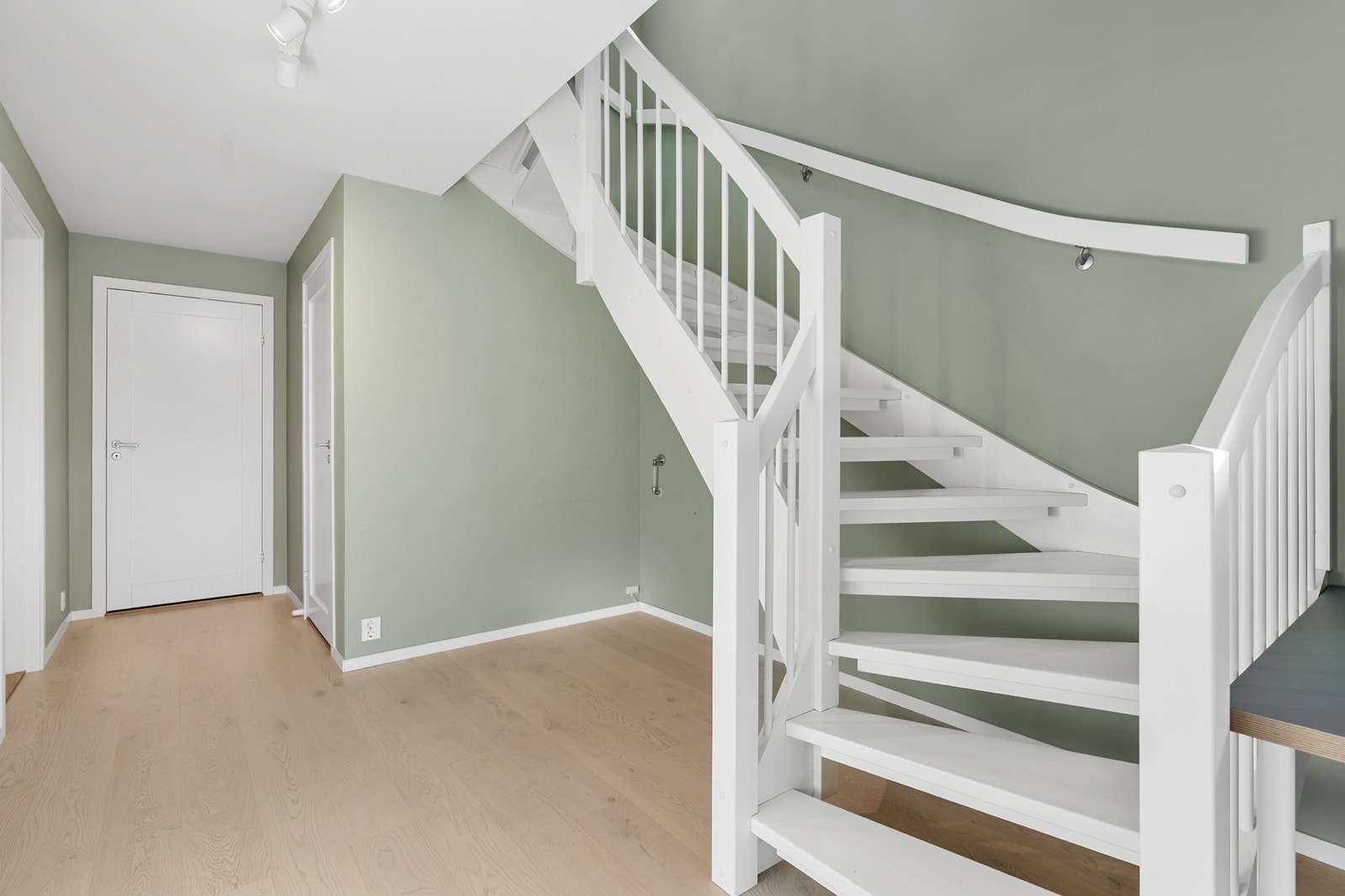 Underetasjen inneholder tre soverom, bad, vaskerom, teknisk rom og kjellerstue. Galleribilde