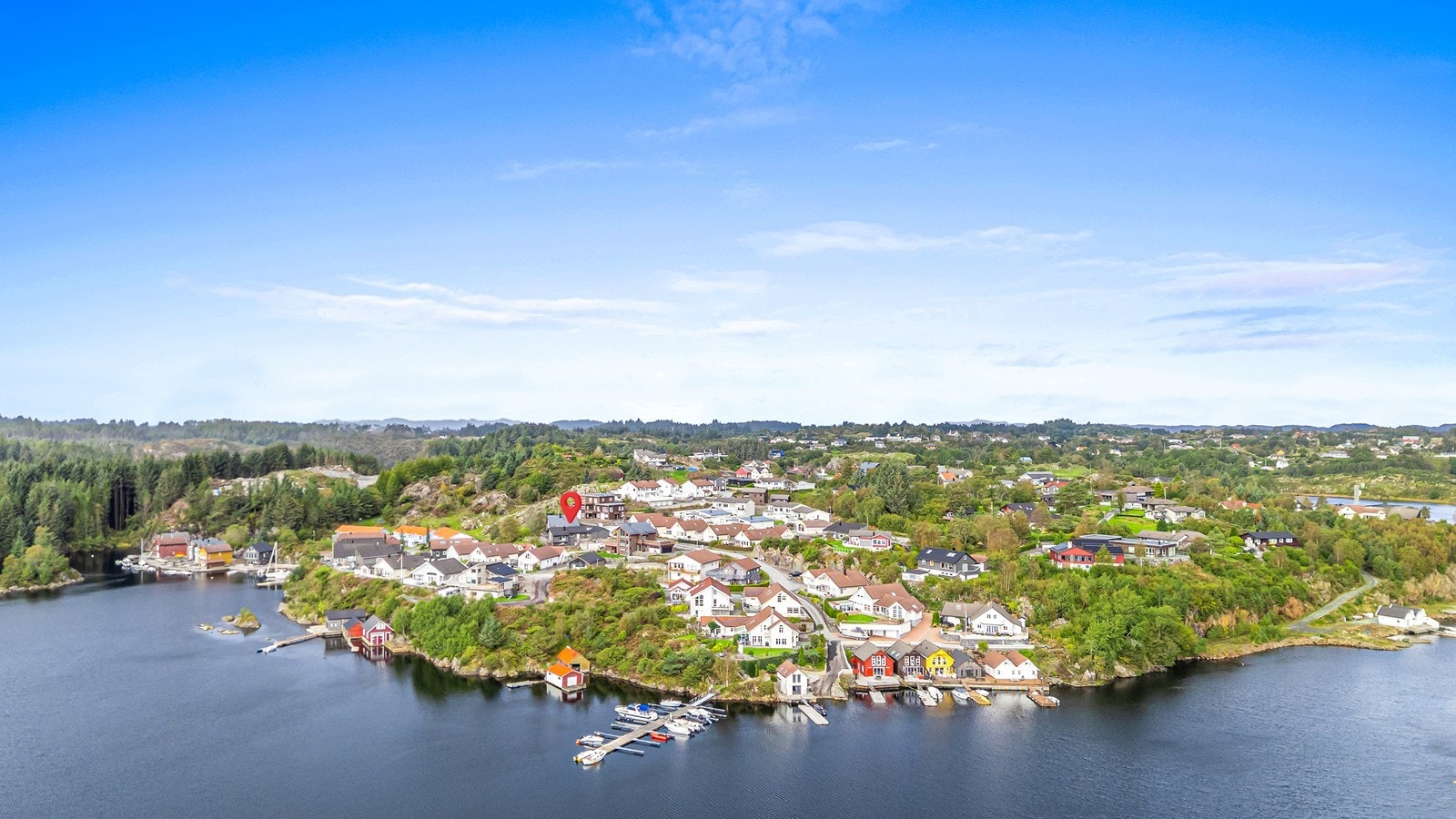 En moderne og innbydende familiebolig beliggende i et populært og barnevennlig boligfelt nær Svortland. Galleribilde