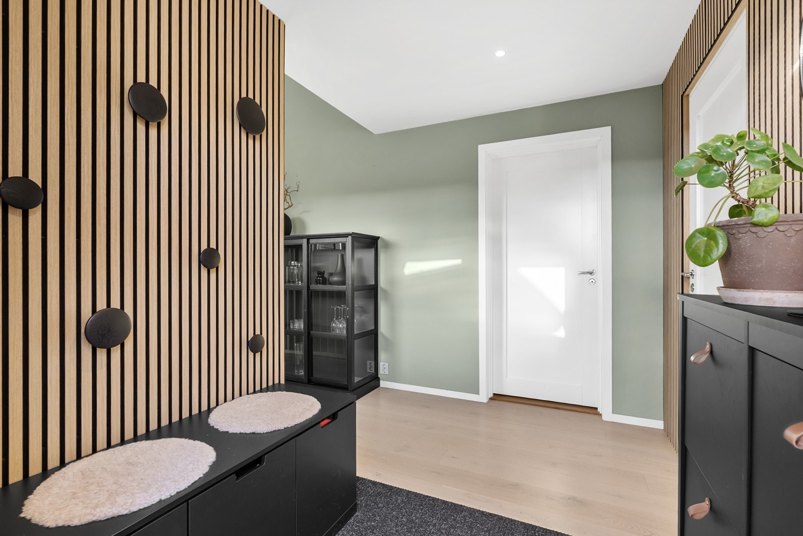 Entre/gang med LED-belysning i tak og dekorative spilevegger som gir et stilrent førsteinntrykk Galleribilde