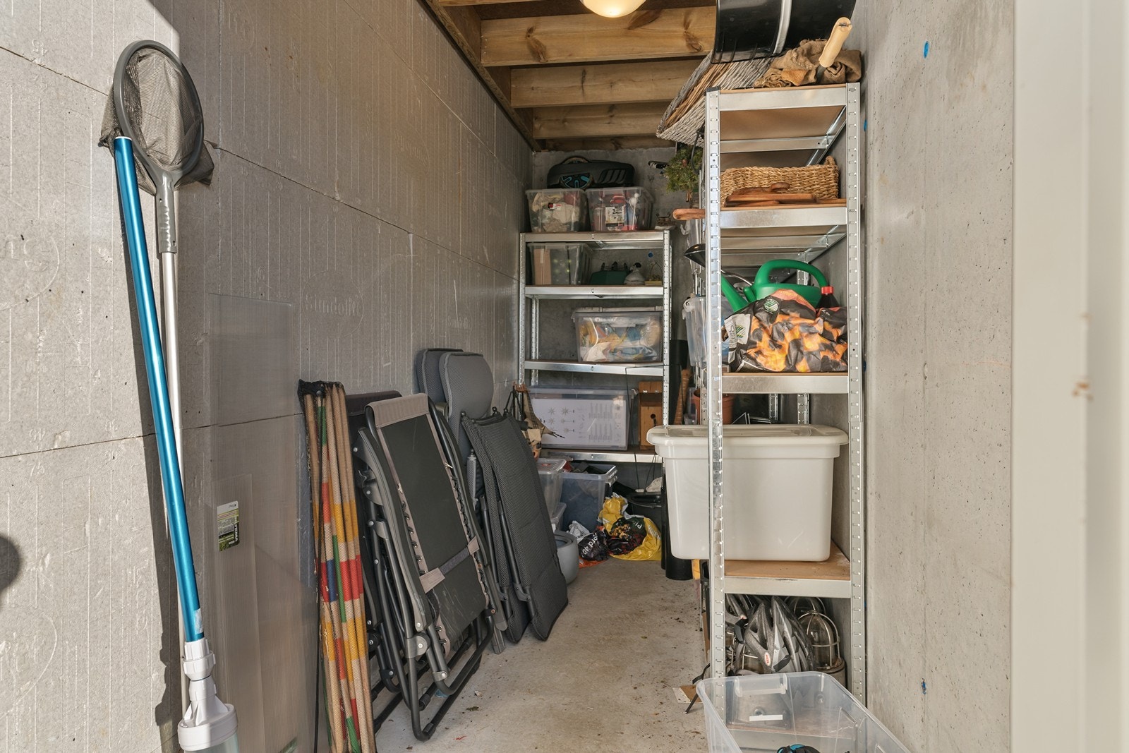 Utvendig sportsbod med gode lagringsmuligheter for ved, hageutstyr, sykler og annet sesongbasert utstyr. Galleribilde