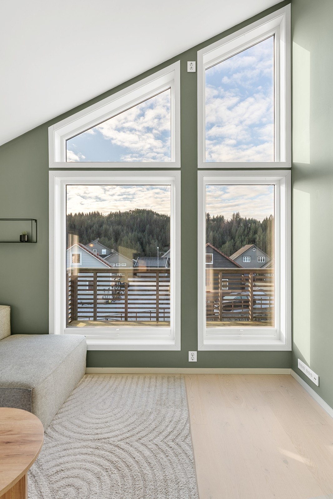 Stuen har vinduer på tre sider og store vindusflater fra gulv til tak, og sørger for svært godt lysinnslipp og en luftig romfølelse. Galleribilde