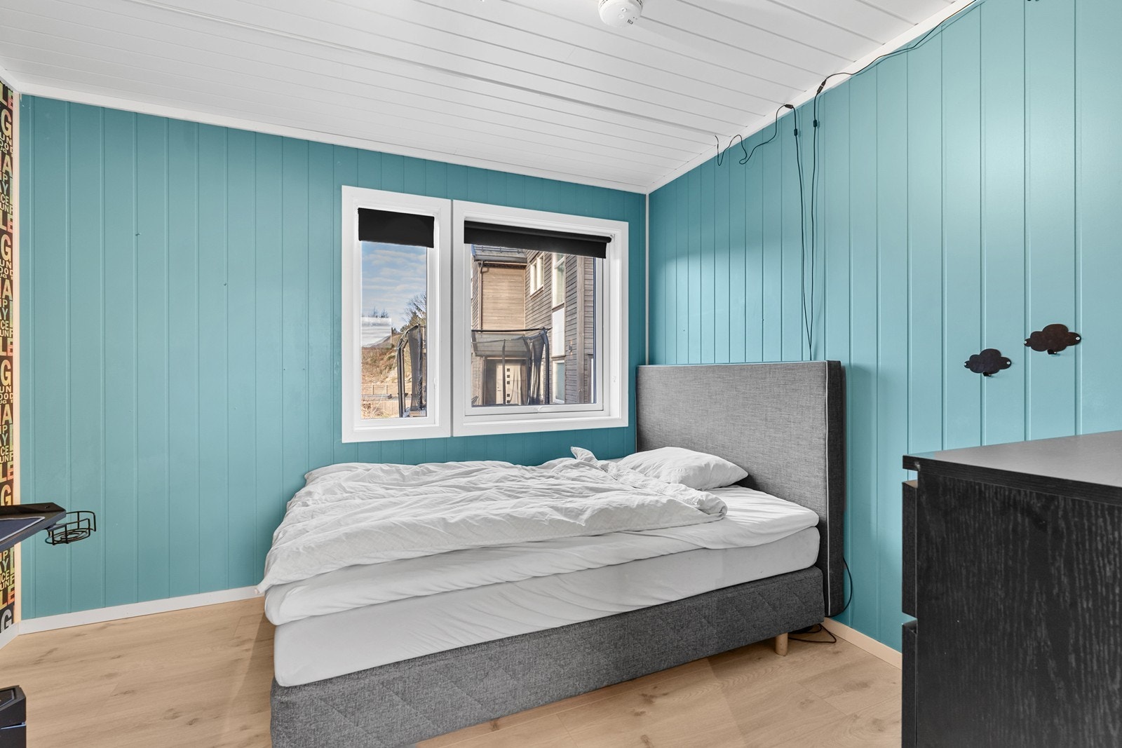 Etasjen har tre fine og romslige soverom med god plass til seng, garderobeløsninger og øvrig møblement. Galleribilde