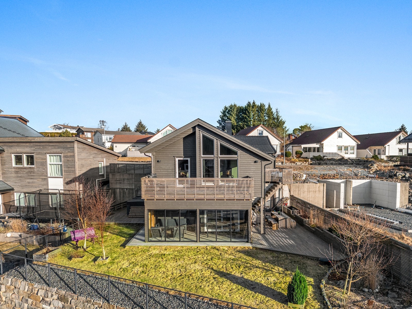 Boligen er oppført i 2018 og holder en moderne og god standard med tidsriktige materialvalg og praktiske løsninger Galleribilde