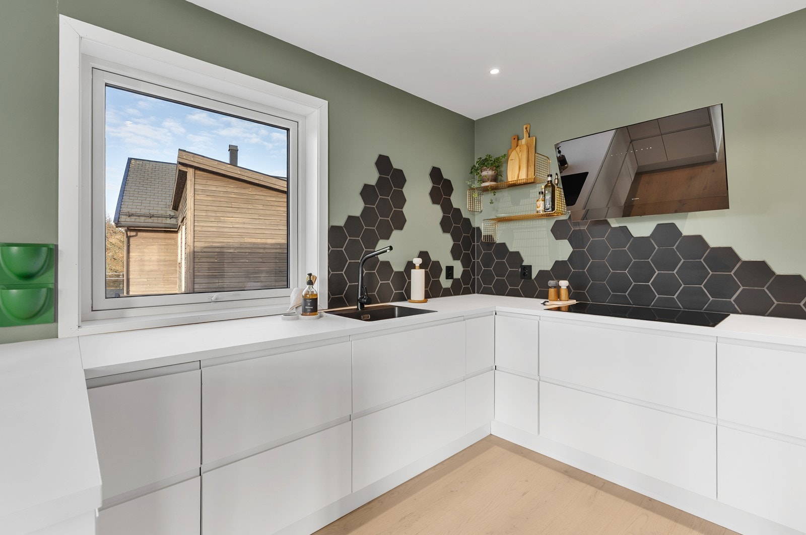 Integrerte hvitevarer og gode arbeidsflater gir en praktisk og funksjonell kjøkkenløsning med rikelig skap- og oppbevaringsplass. Galleribilde