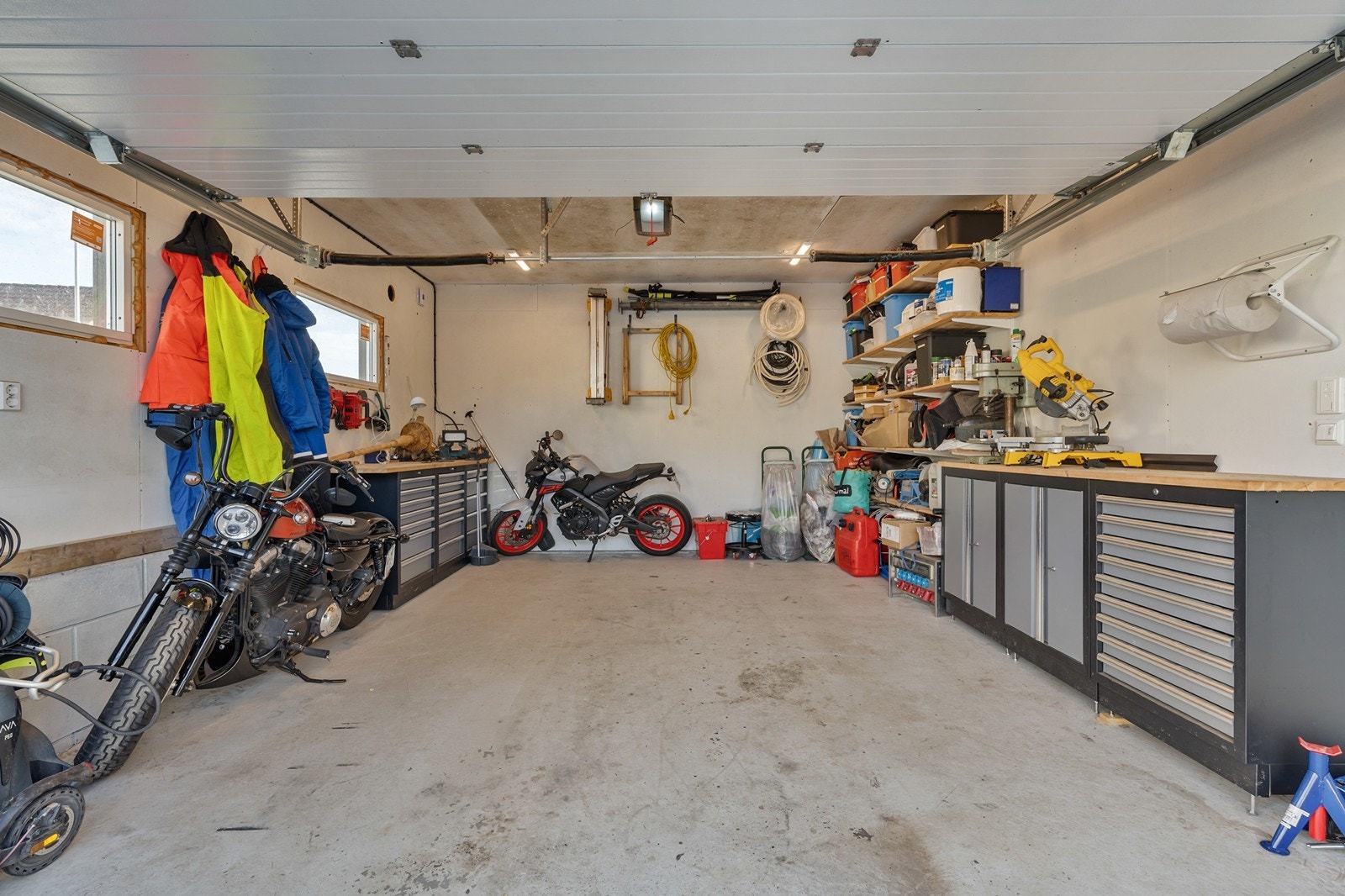 Garasje med elektrisk port og elbillader Galleribilde