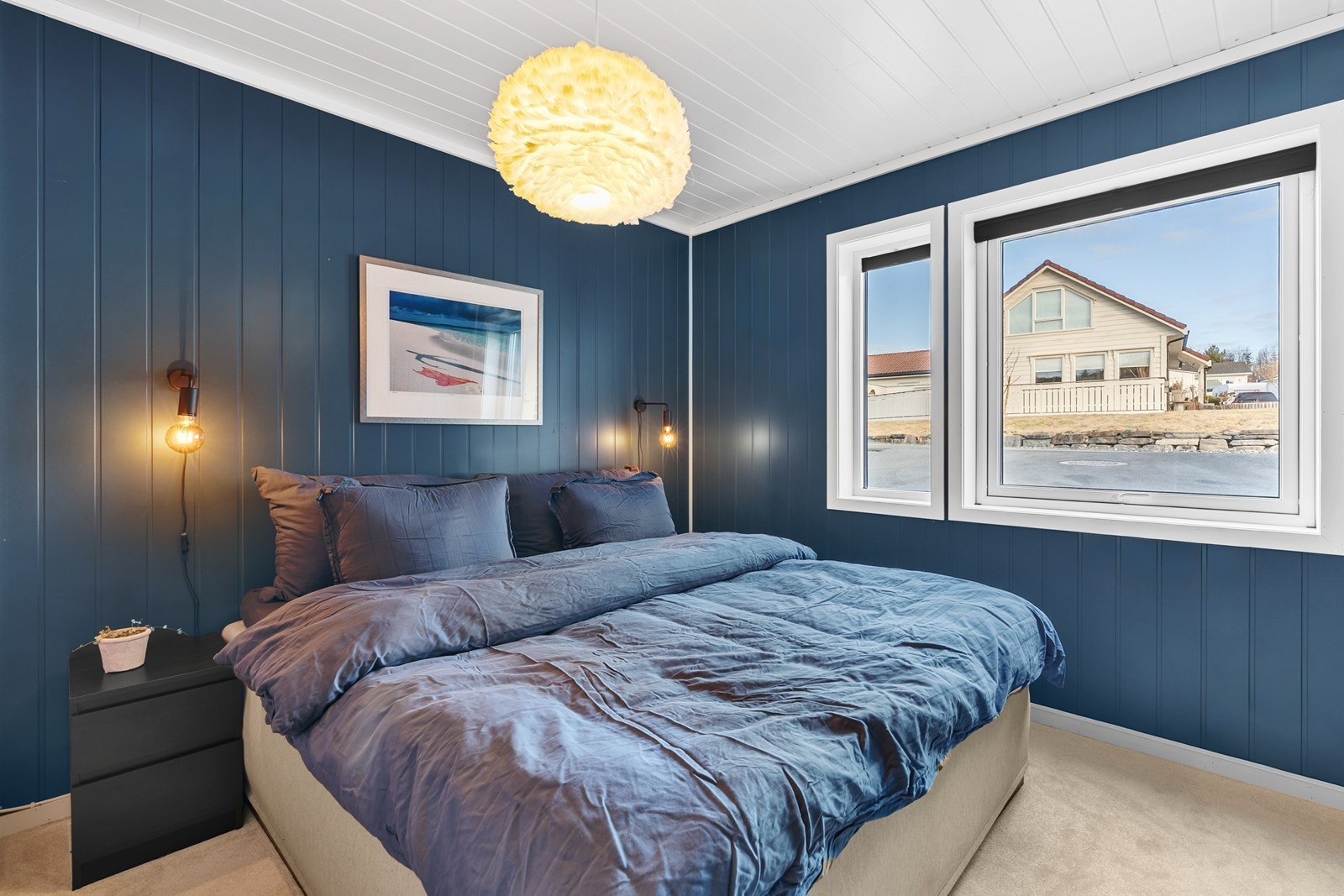 Hovedsoverommet er plassert i denne etasjen og fremstår som romslig og komfortabelt med god plass til dobbeltseng, nattbord og tilhørende møblement. Galleribilde