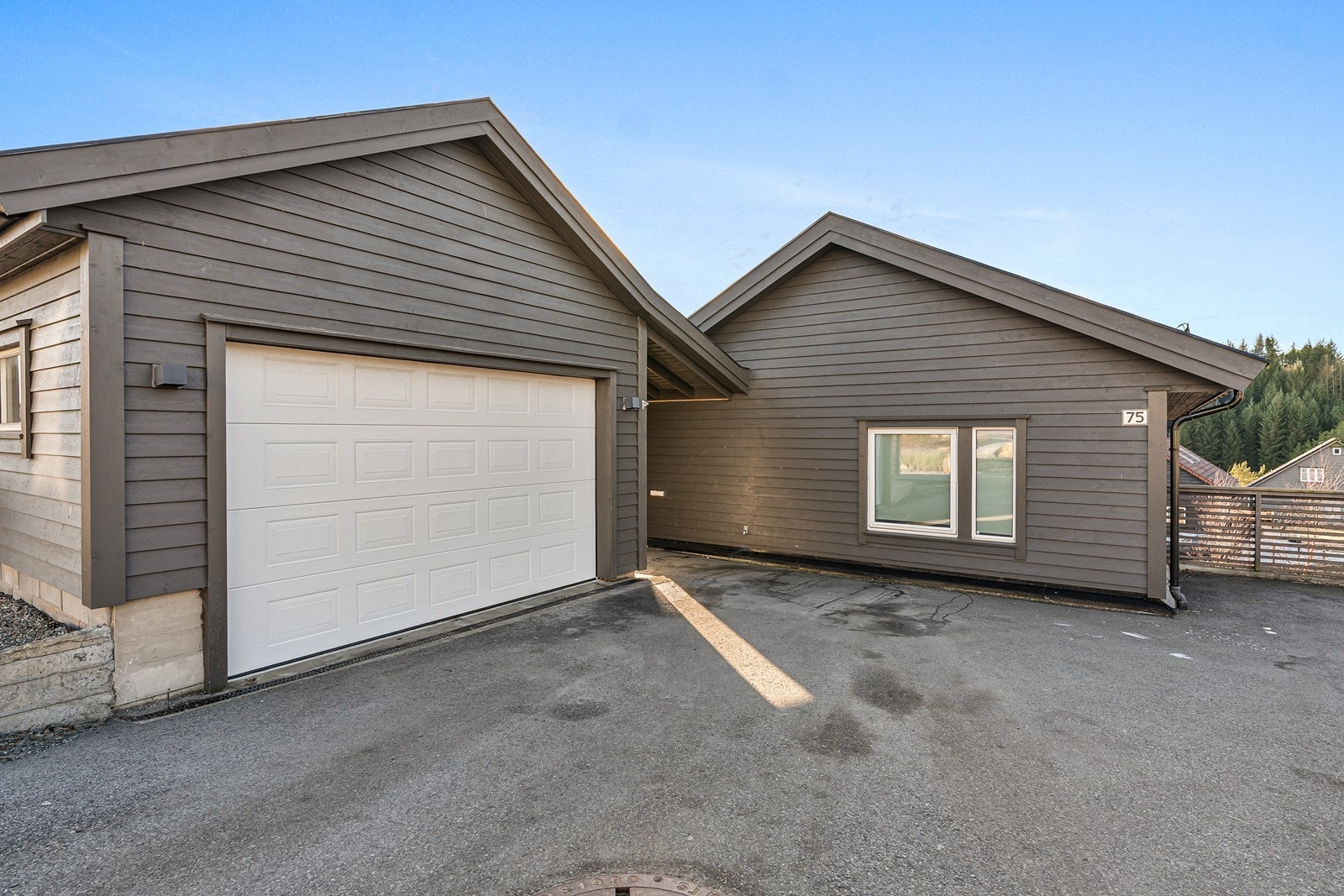 Asfaltert parkeringsareal Galleribilde