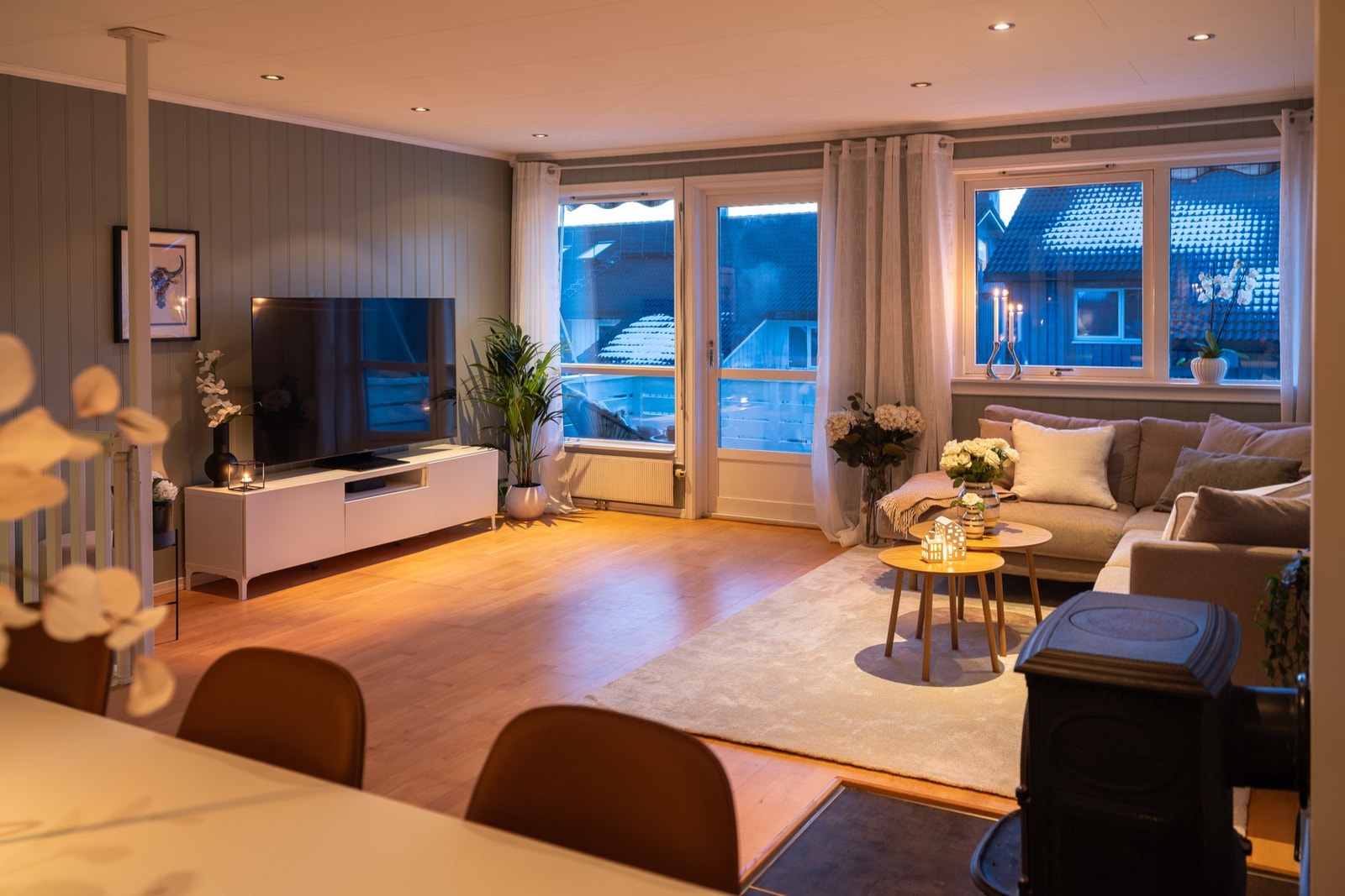 Romslig stue på hele 35 kvm med rikelig med plass til både sofaavdeling og spisestue. Galleribilde