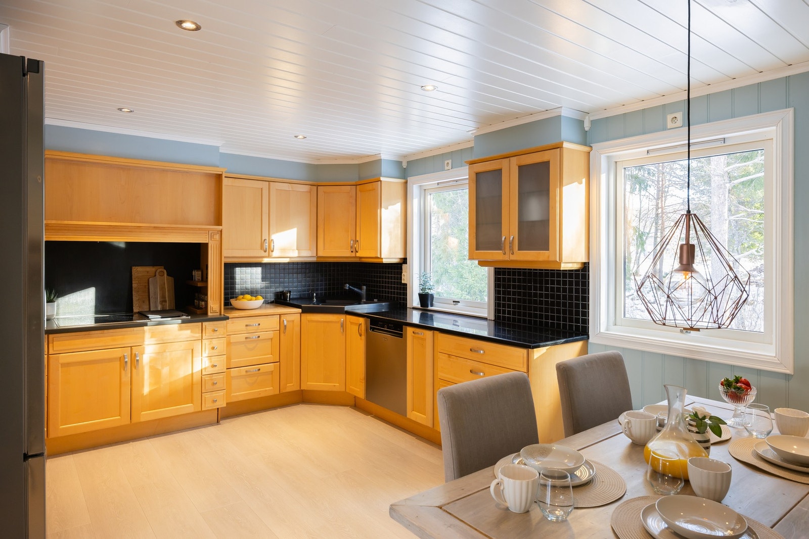 Romslig kjøkkenavdeling på totalt ca. 19 kvm. Galleribilde