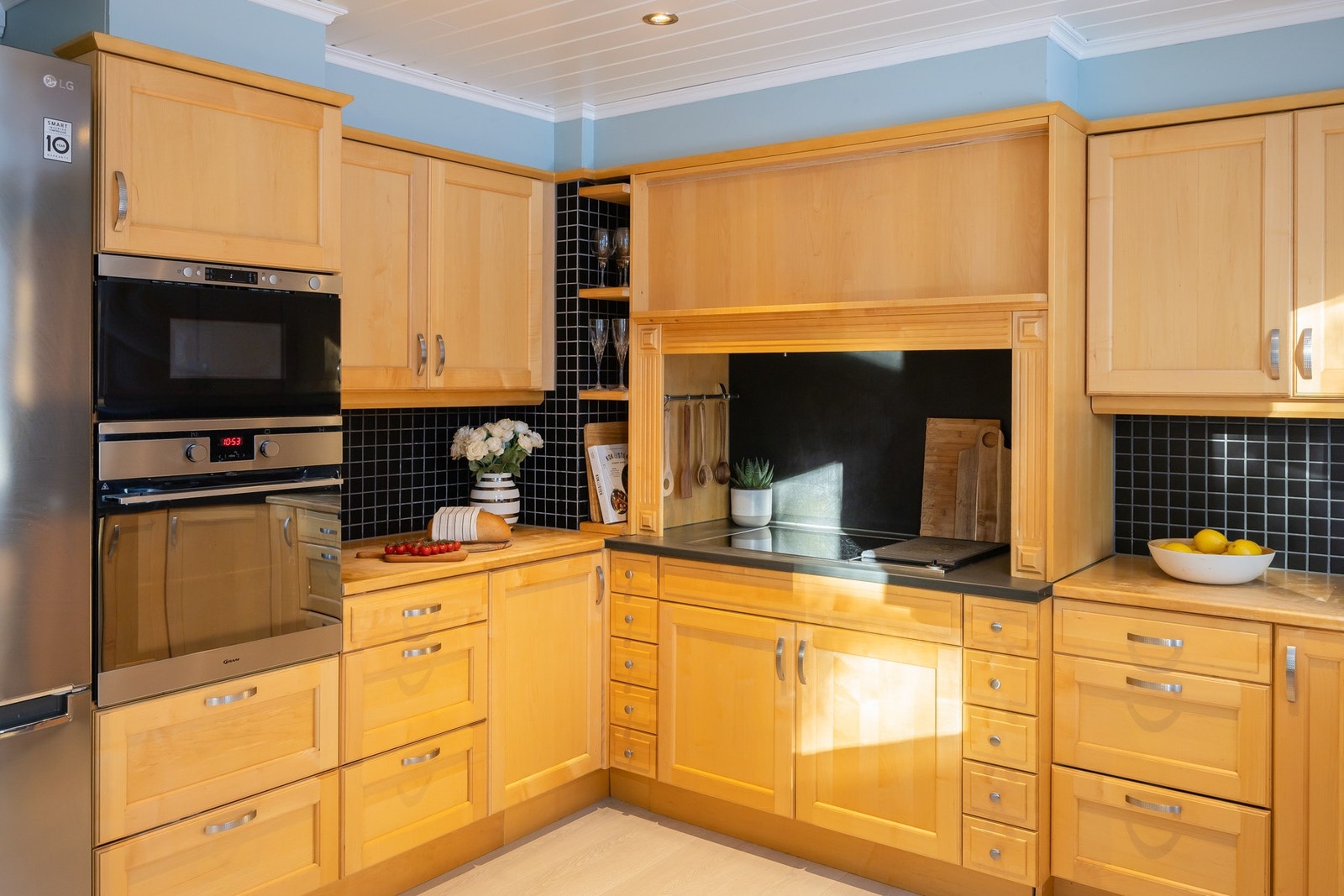 Solide heltre fronter, og robuste og slitesterke benkeplater i stein. Galleribilde