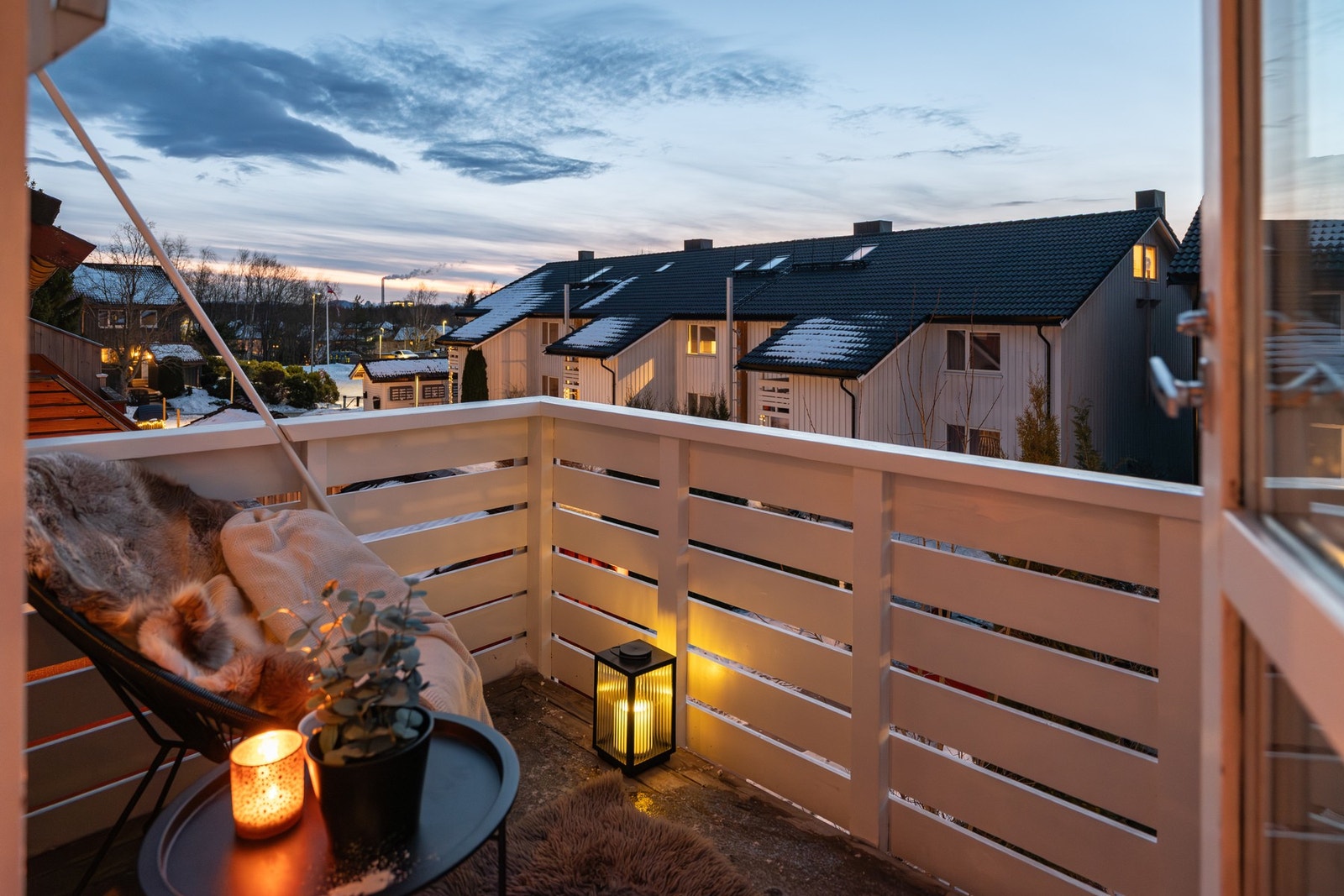 Balkong utenfor stuearealet med vending mot sør og vest og med ypperlige solforhold. Galleribilde