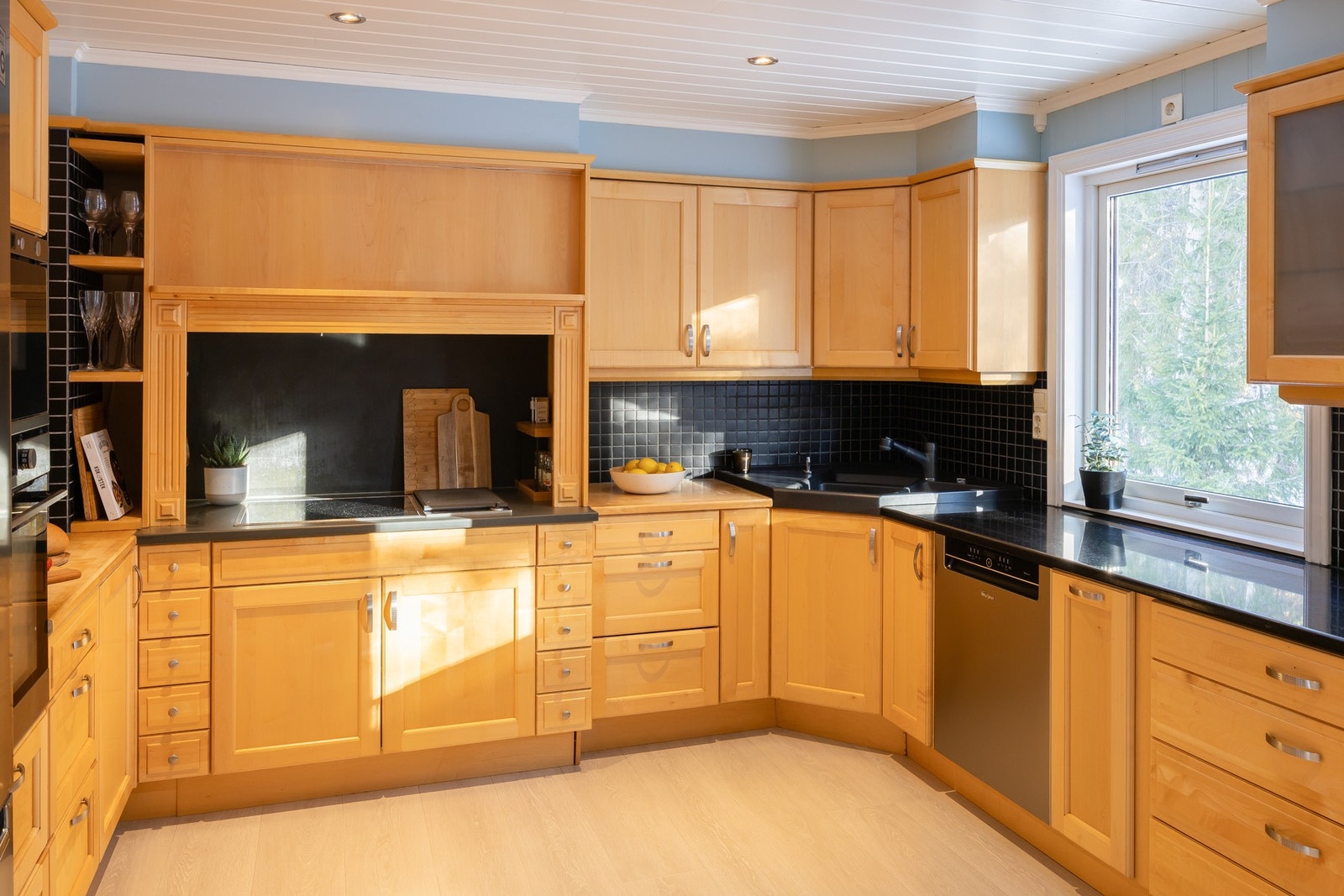 Her er det rikelig med benk- og skapplass, og hovedsakelig integrerte hvitevarer (komfyr, mikro, oppvaskmaskin, platetopp og oppvaskmaskin). Galleribilde