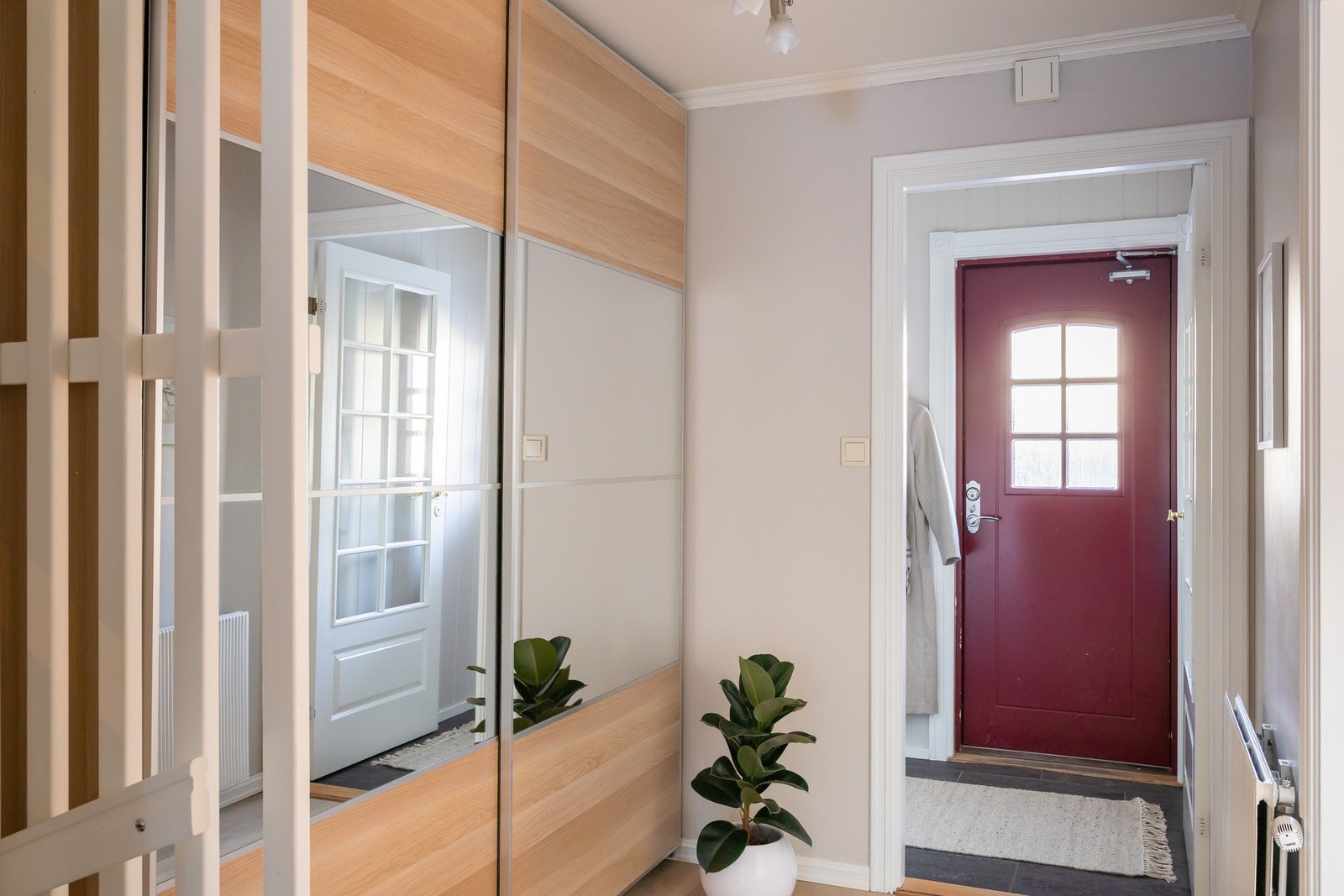 Praktisk entré med skyvedørsgarderobe og vindfang. Galleribilde