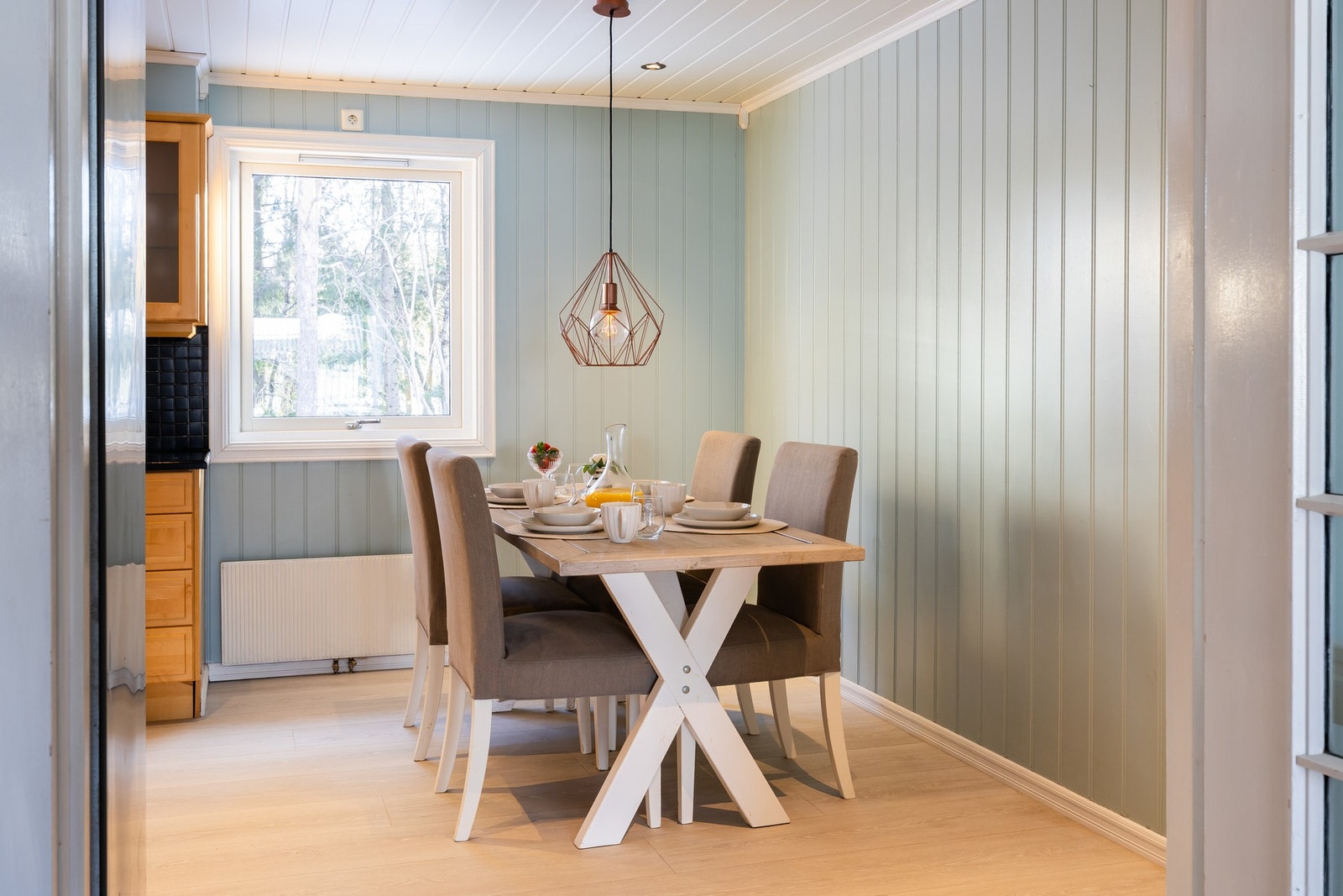 Kjøkkenet har også godt plass for spisebord med hyggelig plassering vendt mot skogholtet. Galleribilde