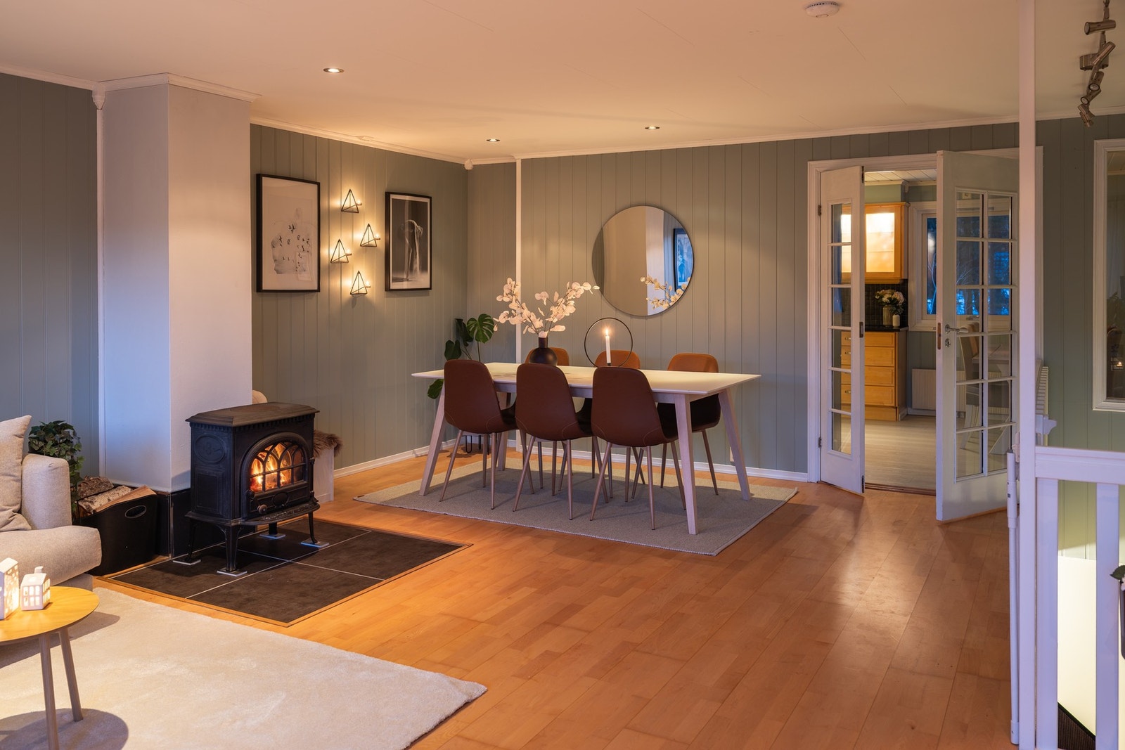 Tofløyet glassdør inn mot kjøkkenet slipper til gjennomlyset og skaper en naturlig forbindelse. Galleribilde