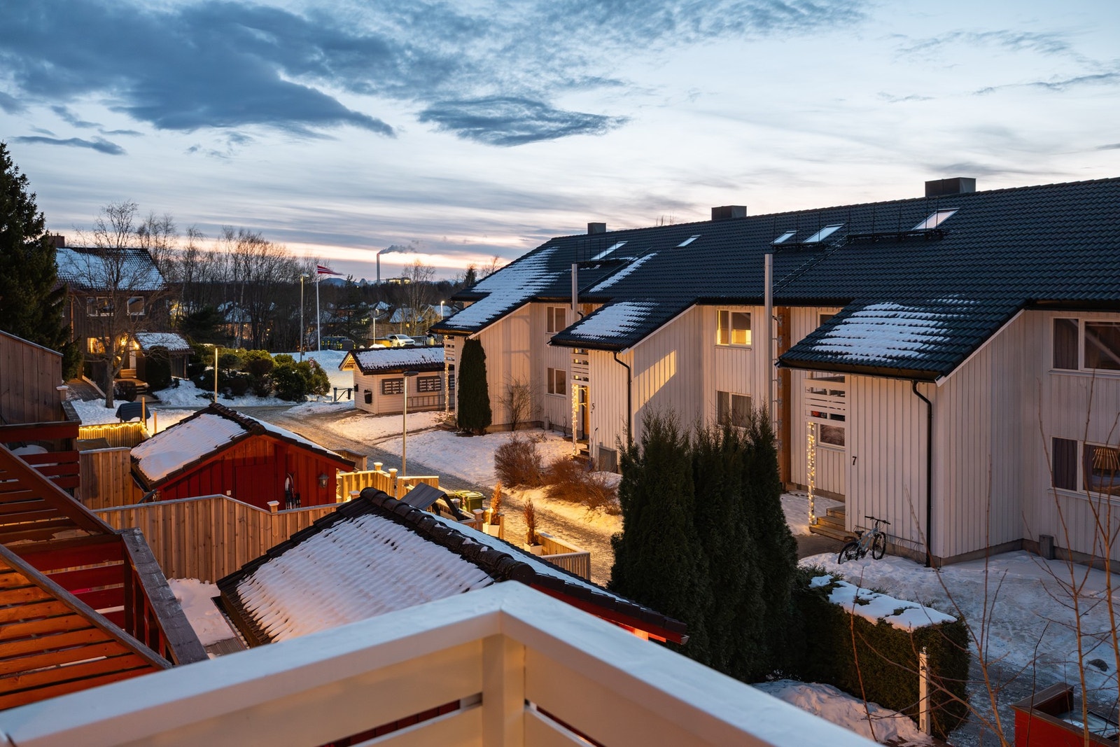 Feltet på Moltmyra fremstår som bilfritt og svært barnevennlig med masse barn i nabolaget, egen kunstgressløkke, flere lekeplasser og det nevnte skogholtet like bak huset. Galleribilde