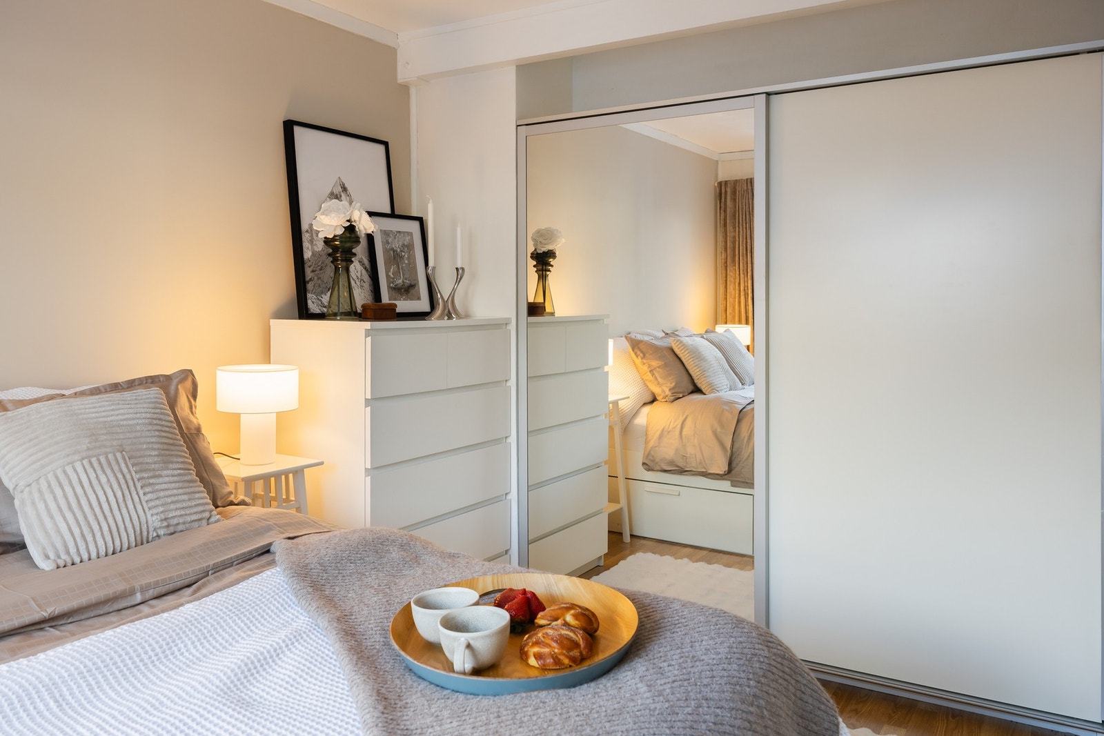 Etablert skyvedørsgarderobe som gir rikelig lagringskapasitet. Galleribilde