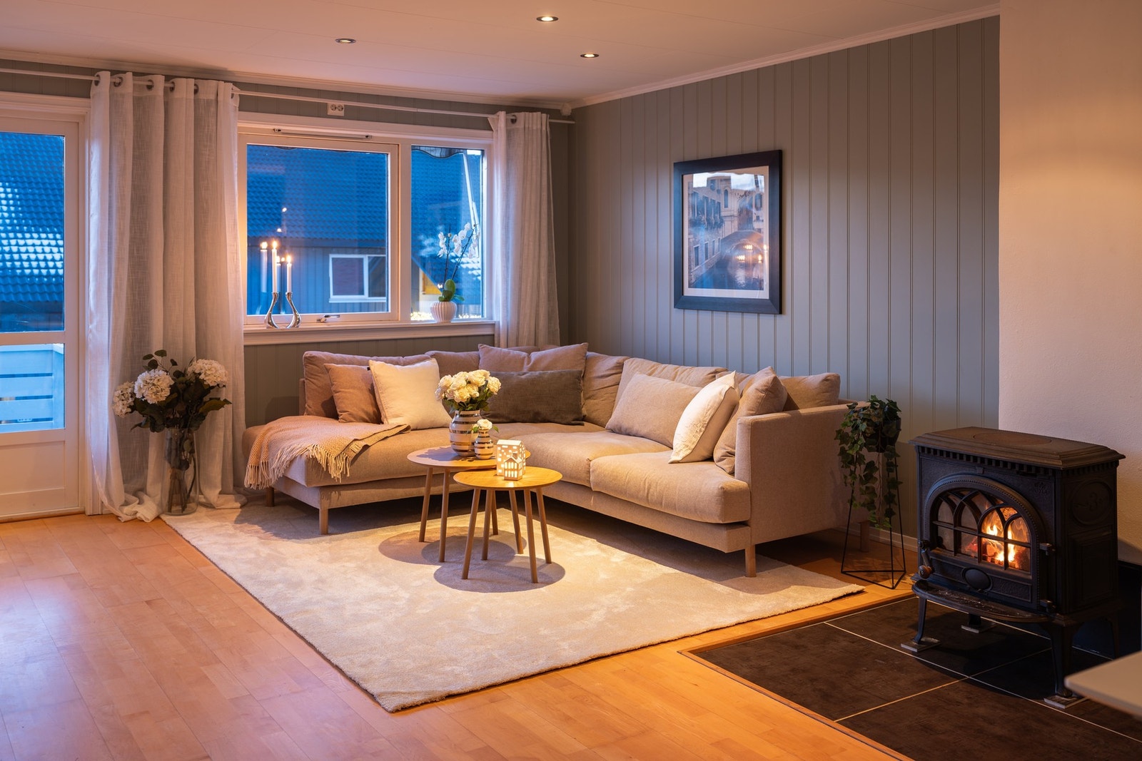 Lun og hjemmekoselig atmosfære med vedovn i stua og svært begrenset innsyn i rolige omgivelser. Galleribilde