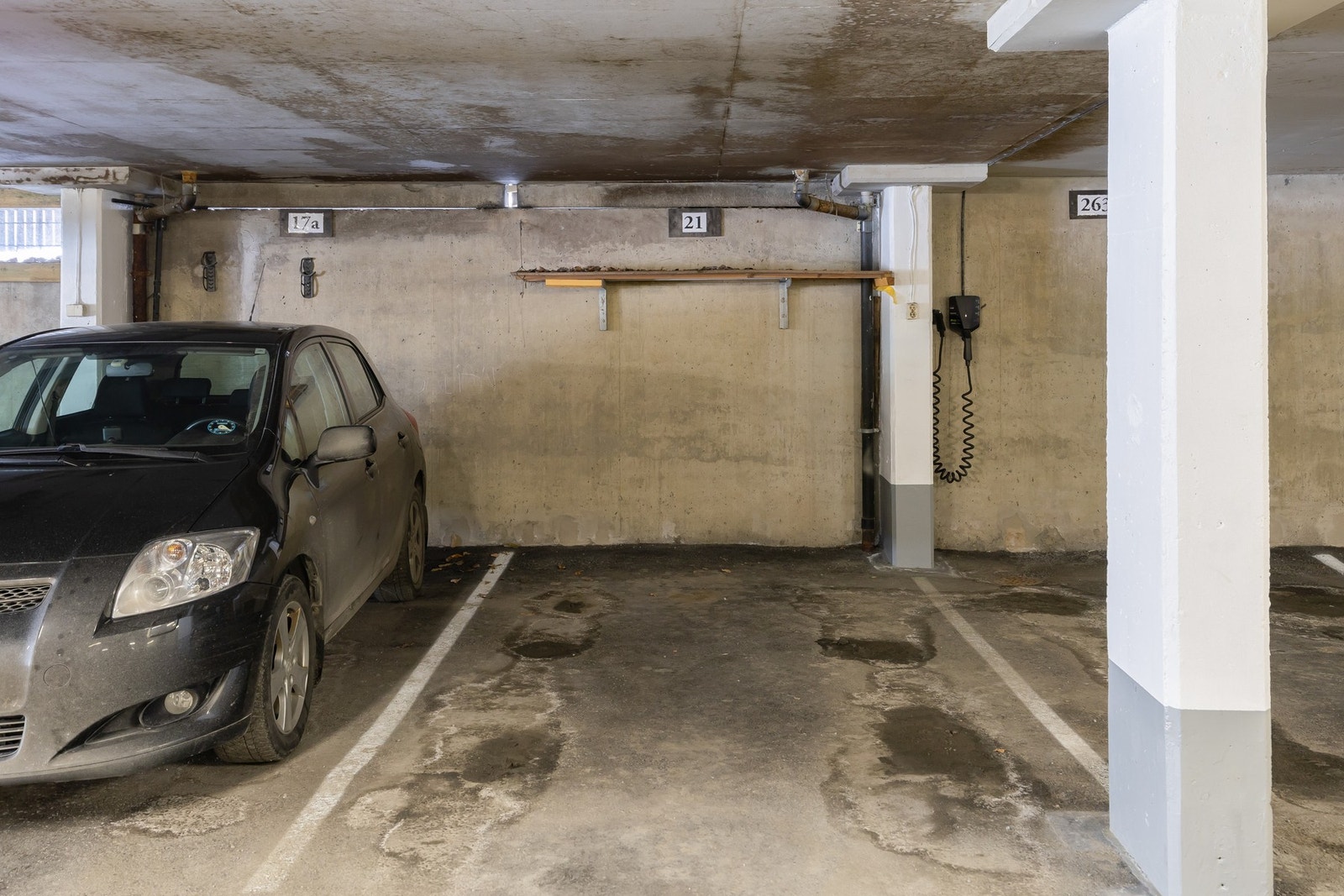 Fast plass i garasjeanlegg medfølger. Her er det i tillegg parkering på taket av garasjen. Dette gjør feltet bilfritt og svært barnevennlig. Galleribilde