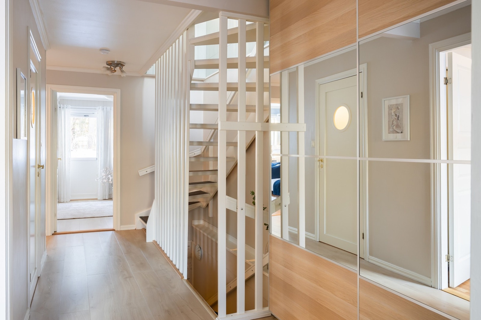 1. etasje fremstår som en svært praktisk soveromsetasje med tre soverom på samme plan med bad og toalett-rom lett tilgjengelig. Galleribilde