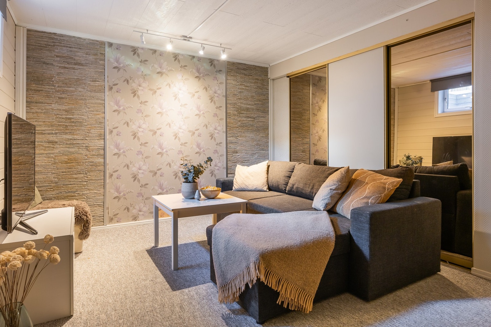 Innbydende og god plass for ei romslig sofaavdeling. Galleribilde