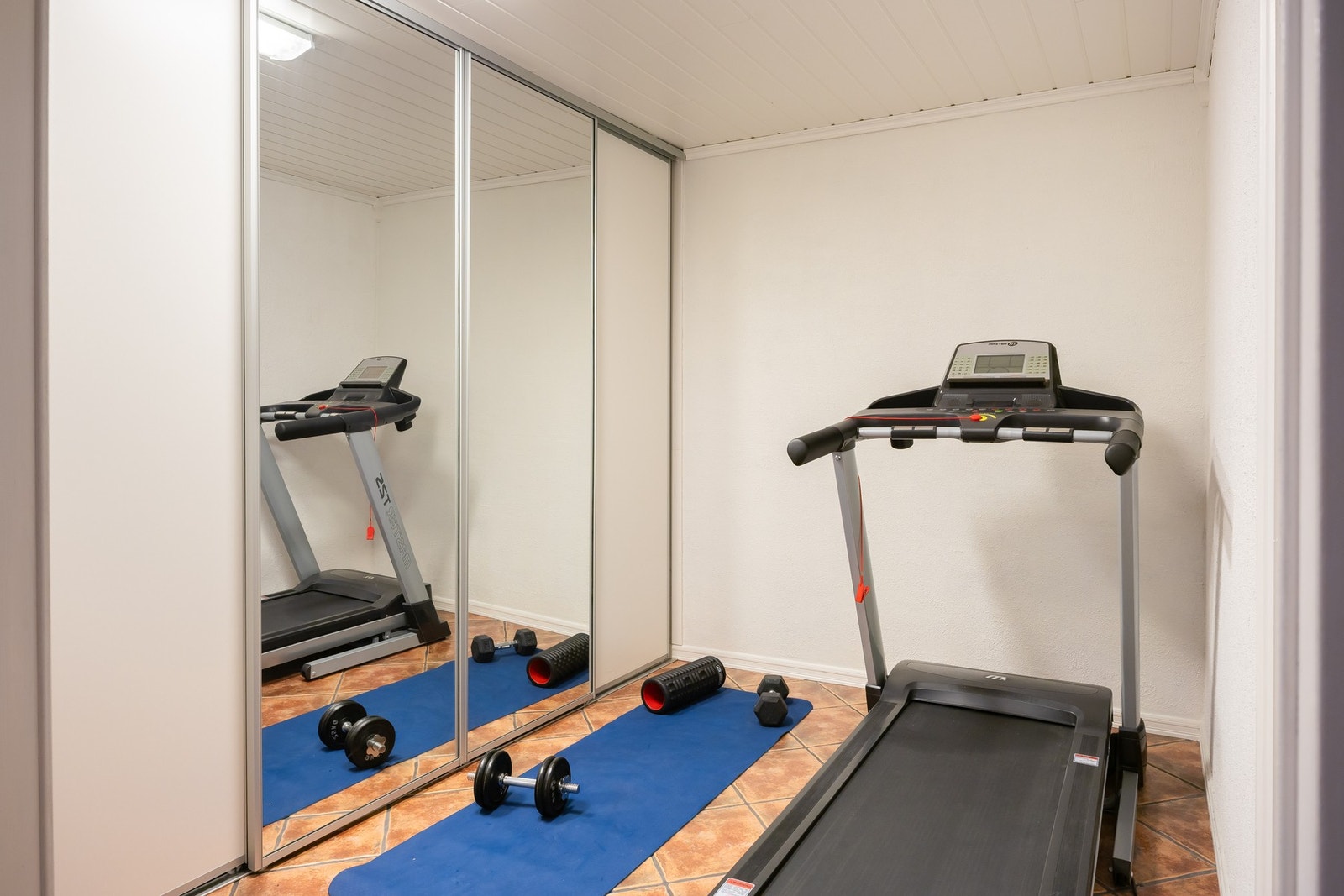Garderoberom i kjelleretasjen som har blitt benyttet som kombinert treningsrom. Galleribilde