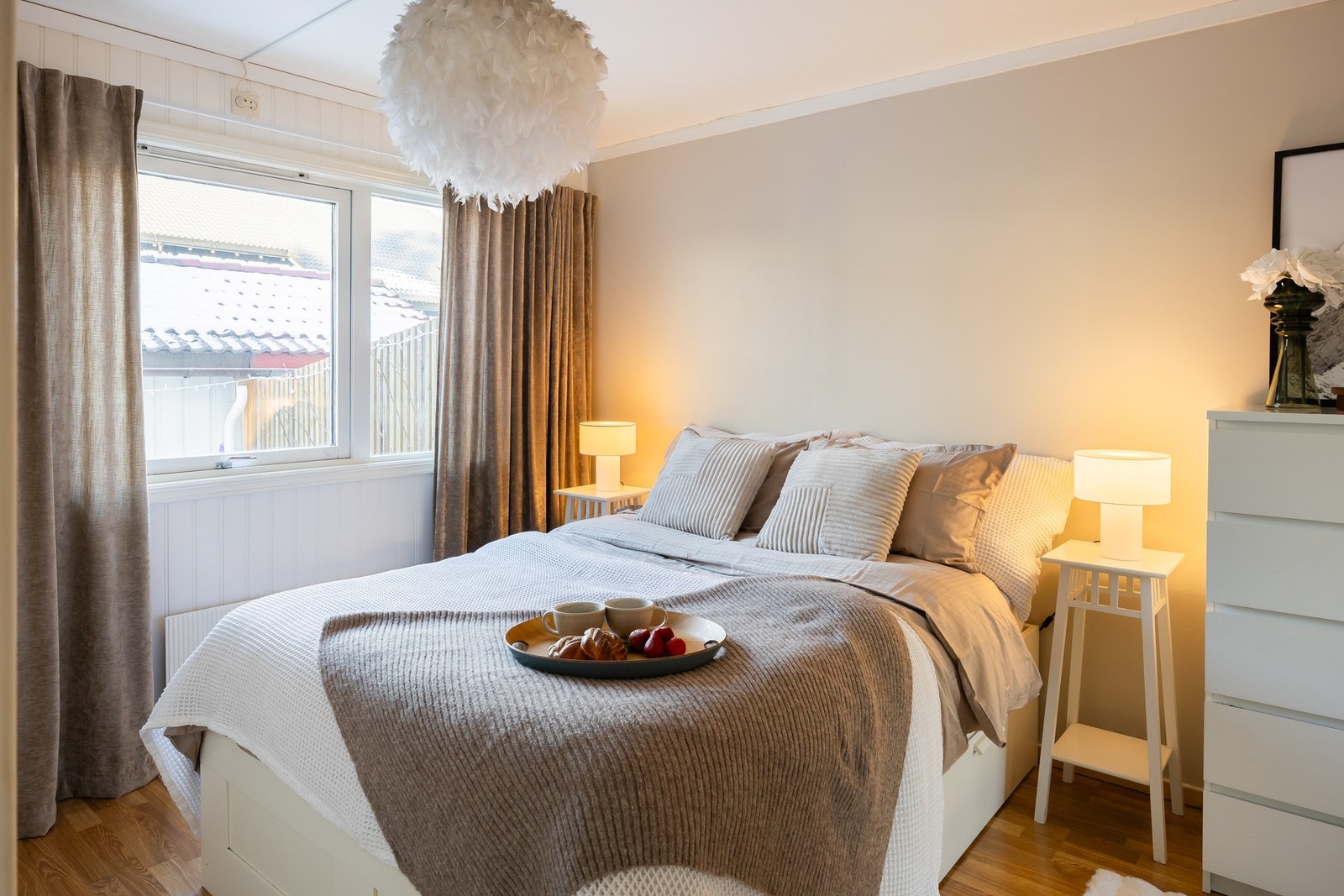 Romslig hovedsoverom på ca. 11 kvm. Hovedsoverommet er distansert fra gangvegen gjennom tunet med forgården og utebod. Galleribilde