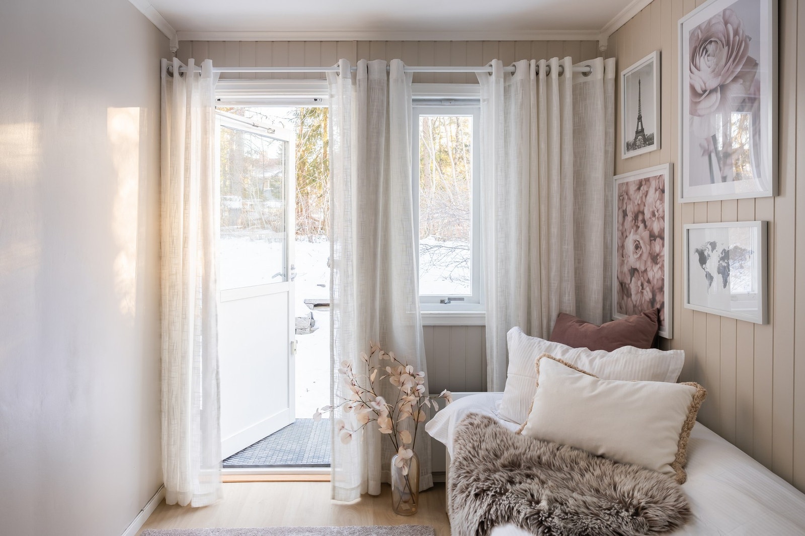 Begge de to barnerommene vender mot skogholtet på baksida. Det ene rommet har utgang til terrasse på den sida, som også nås enkelt rundt enden av huset. Galleribilde