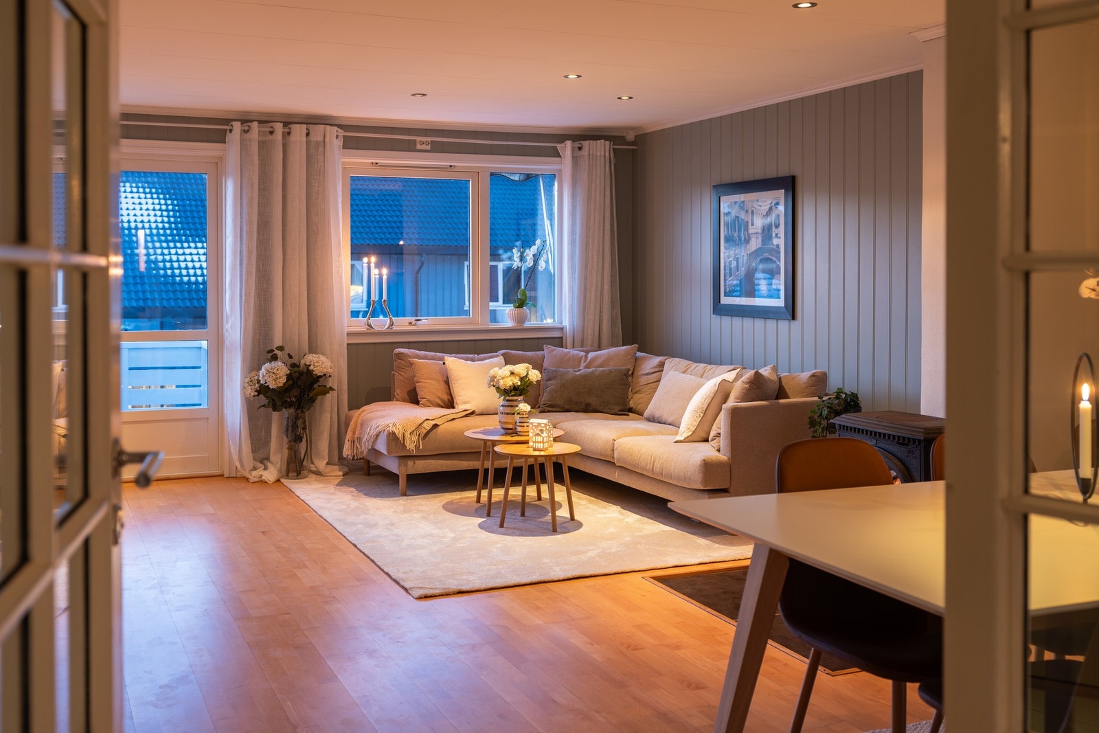 I tillegg til vedfyring har boligen både fjernvarme og elektriske oppvarmingskilder. Galleribilde