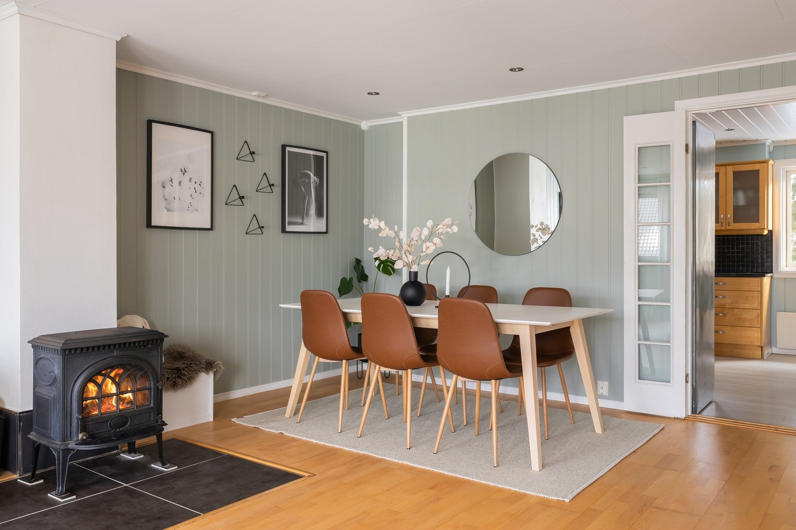 Godt med plass for ei omfavnsrik spisestue i overgangen mot kjøkkenet. Galleribilde