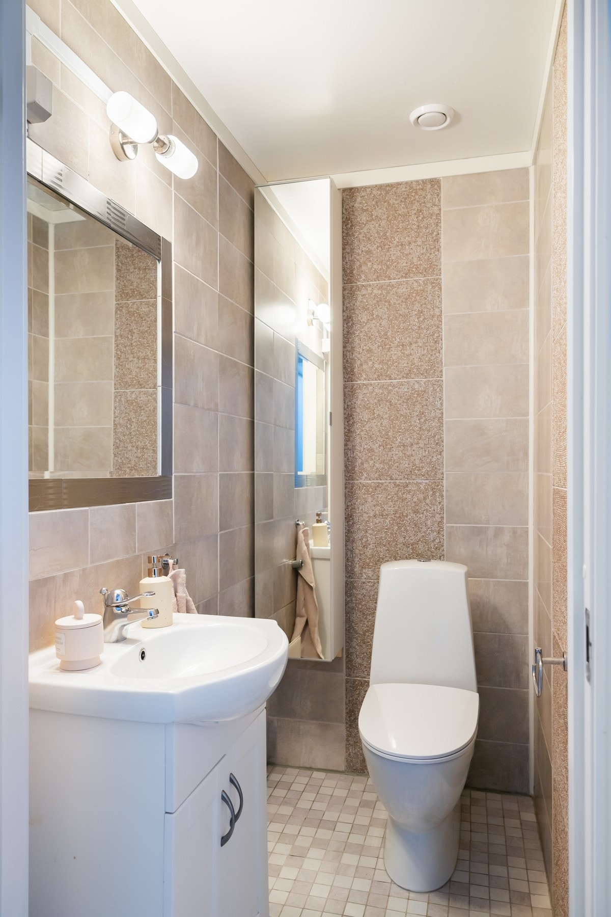 Praktisk toalett-rom vegg i vegg med egen servant. Galleribilde