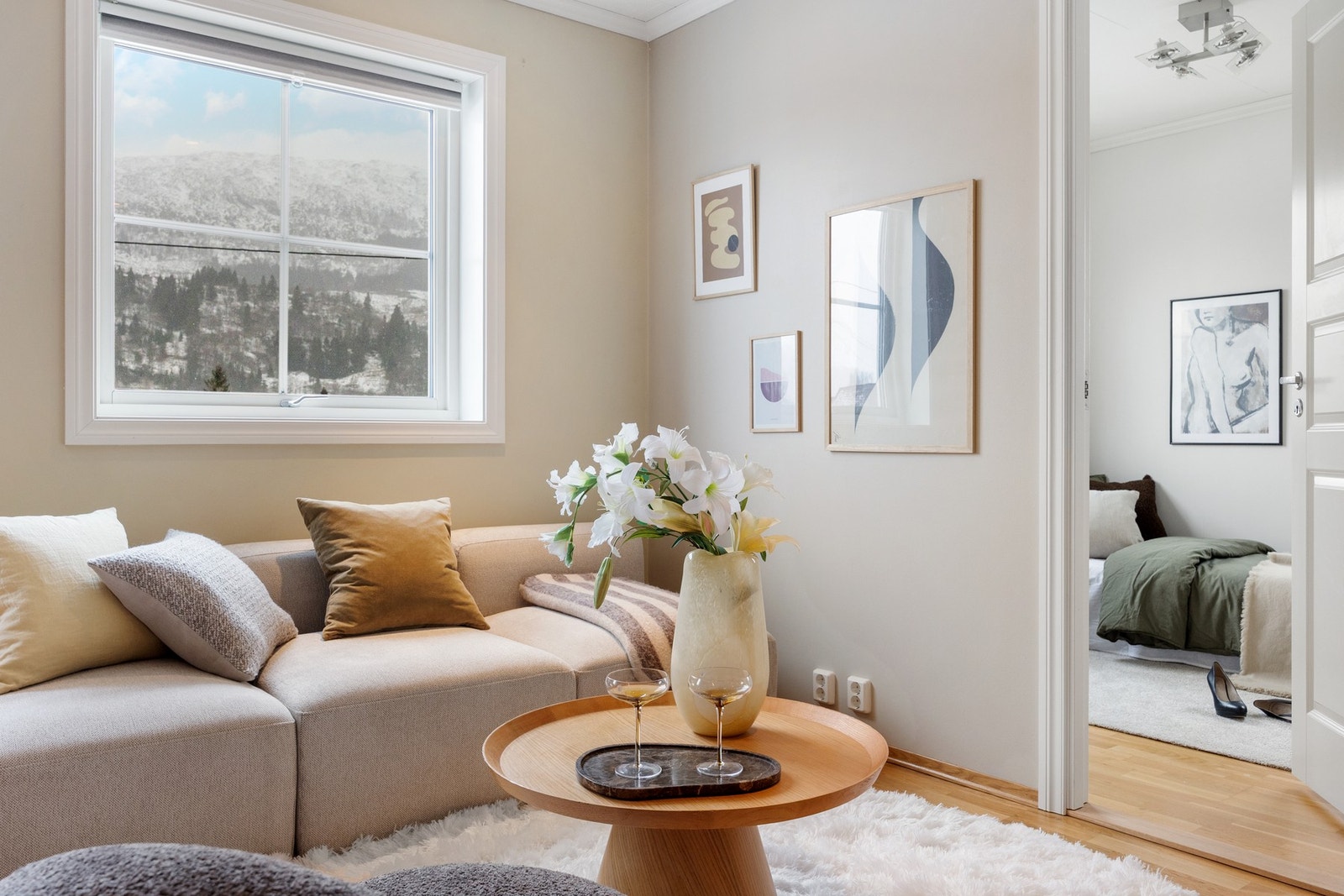 De store vinduene gir godt med naturlig lysinnslipp og bidrar til en luftig atmosfære Galleribilde