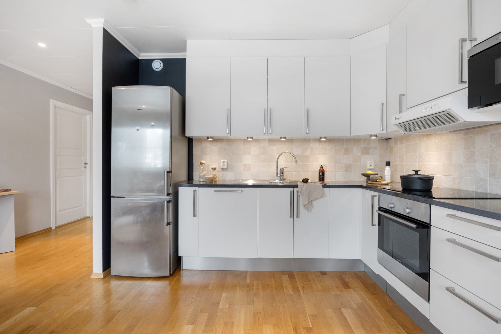 Både over- og underskap sikrer godt med oppbevaringsplass Galleribilde