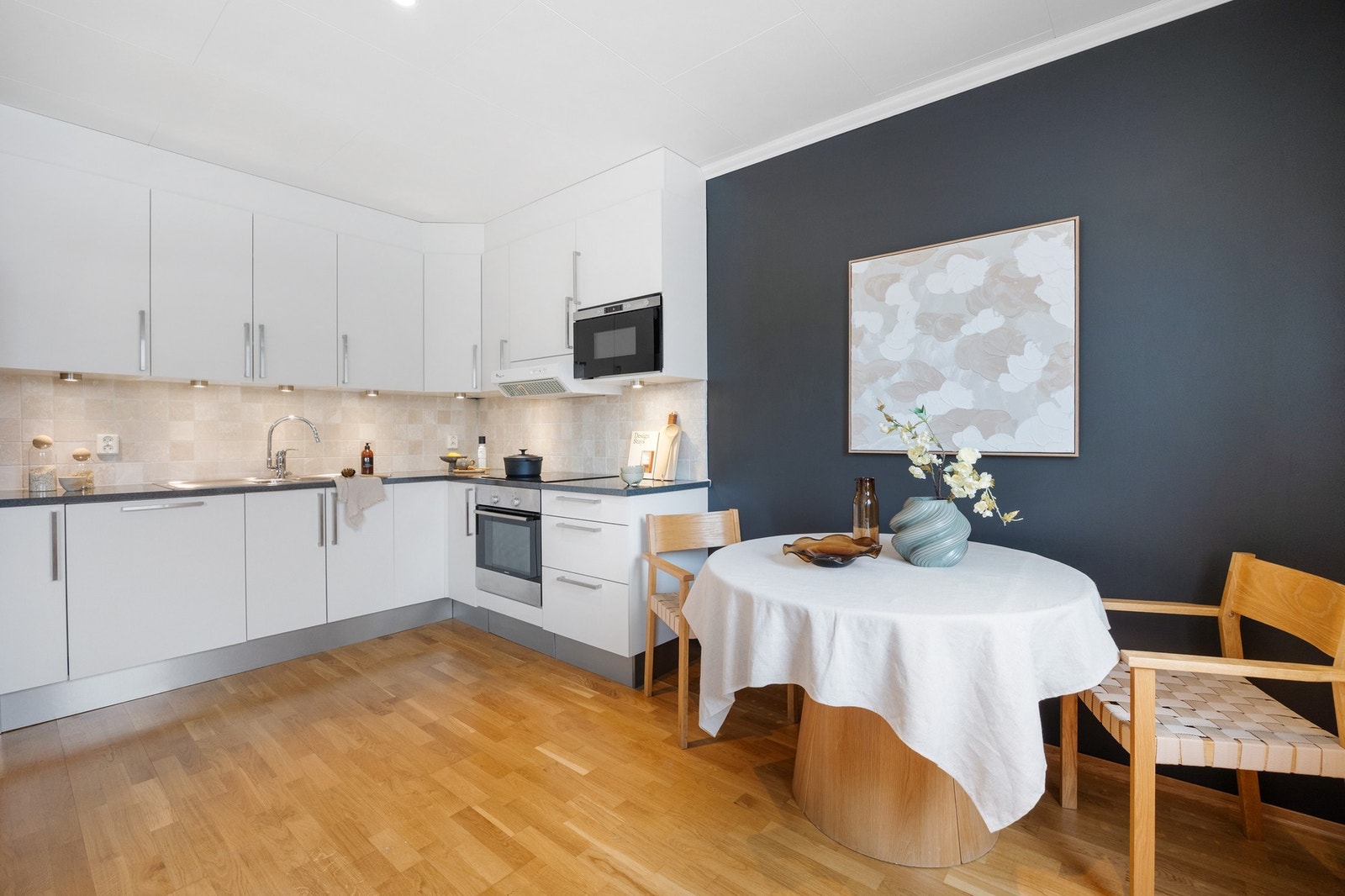 Åpen stue- og kjøkkenløsning gir leiligheten et sosialt preg - perfekt for hyggelige sammenkomster! Galleribilde