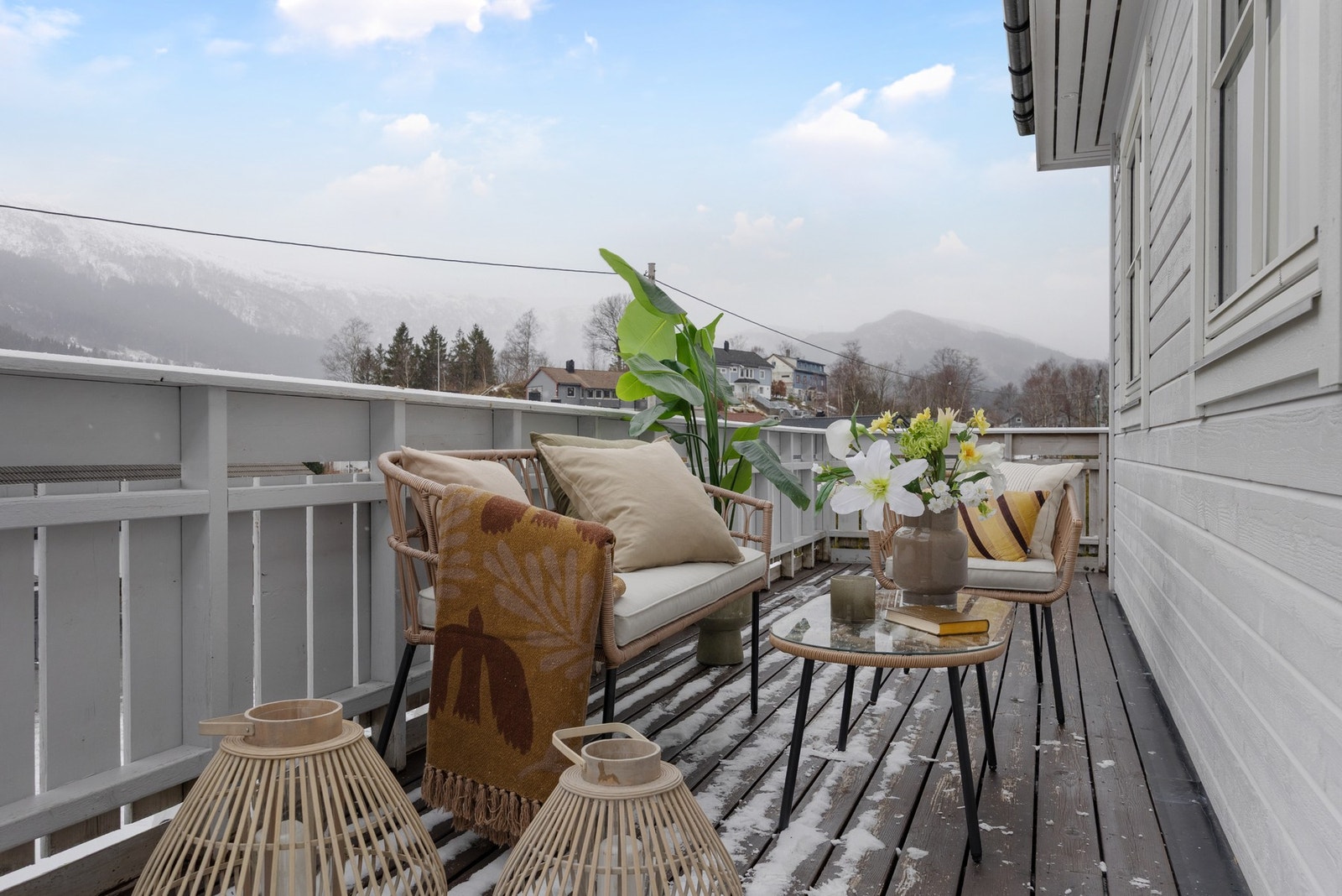 Balkongen har god plass til ønsket møblement og er en fin forlengelse av stuen Galleribilde