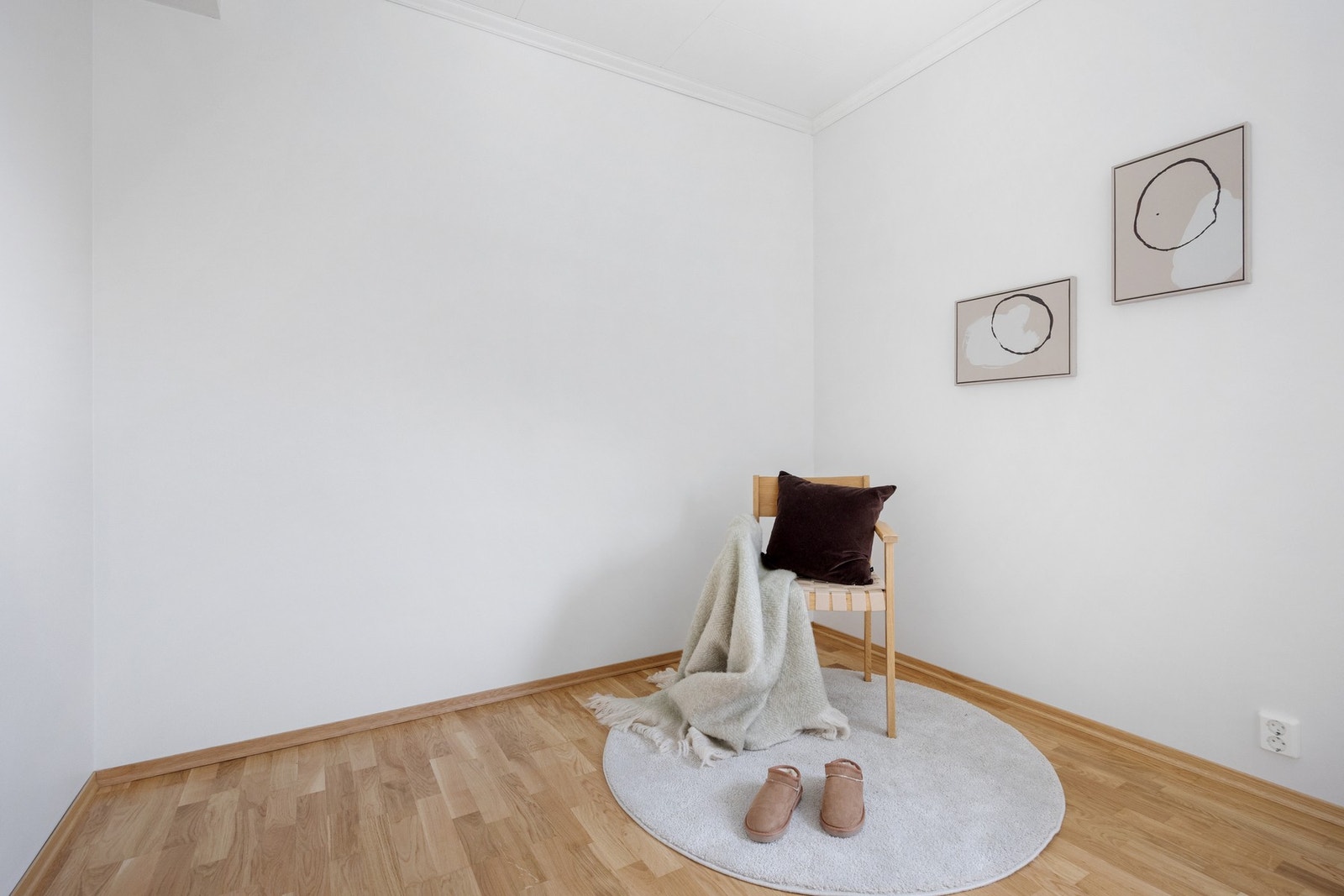 Rommet har god plass til ønsket seng, nattbord og garderobeløsning Galleribilde