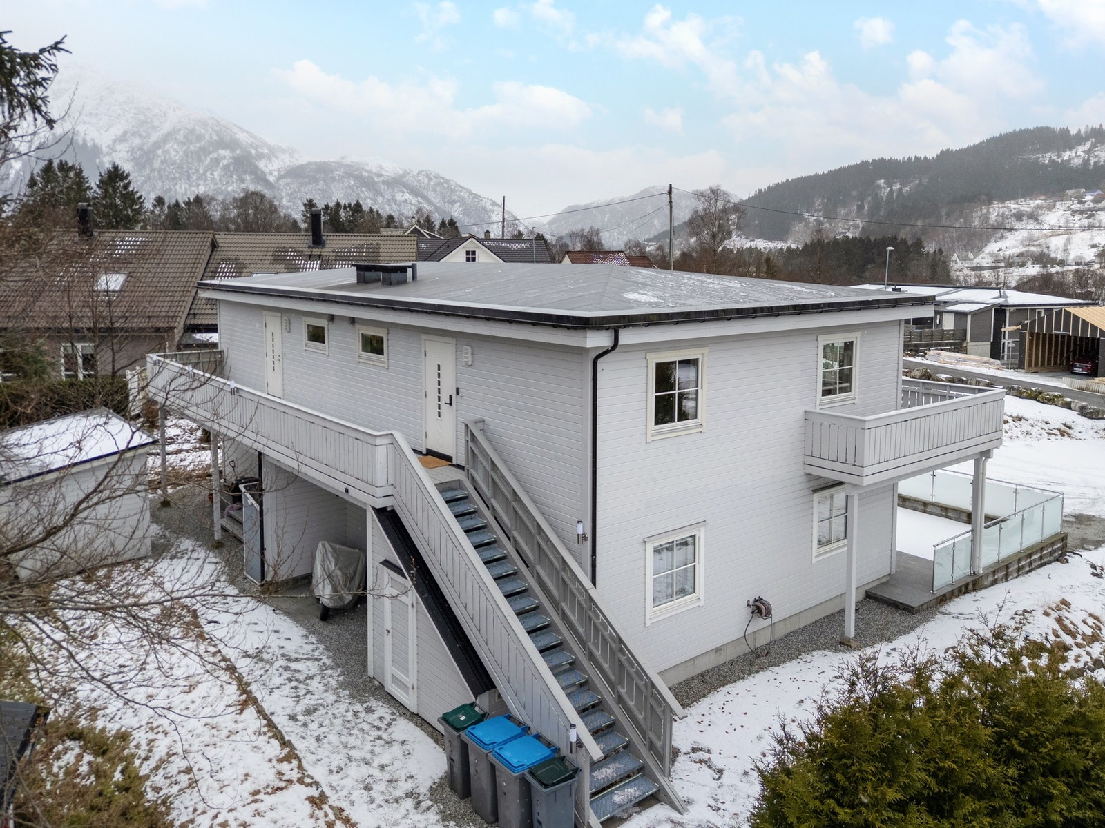 Boligen har en attraktiv plassering i et veletablert og rolig nabolag Galleribilde