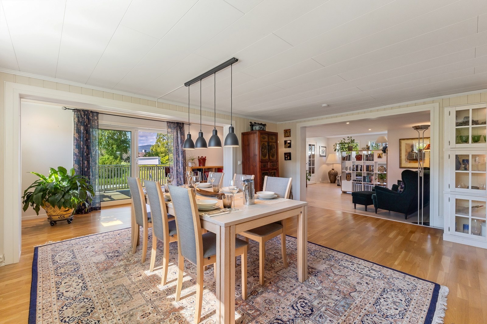 Spisestue, sett mot terrassen og stue nr.2. Galleribilde