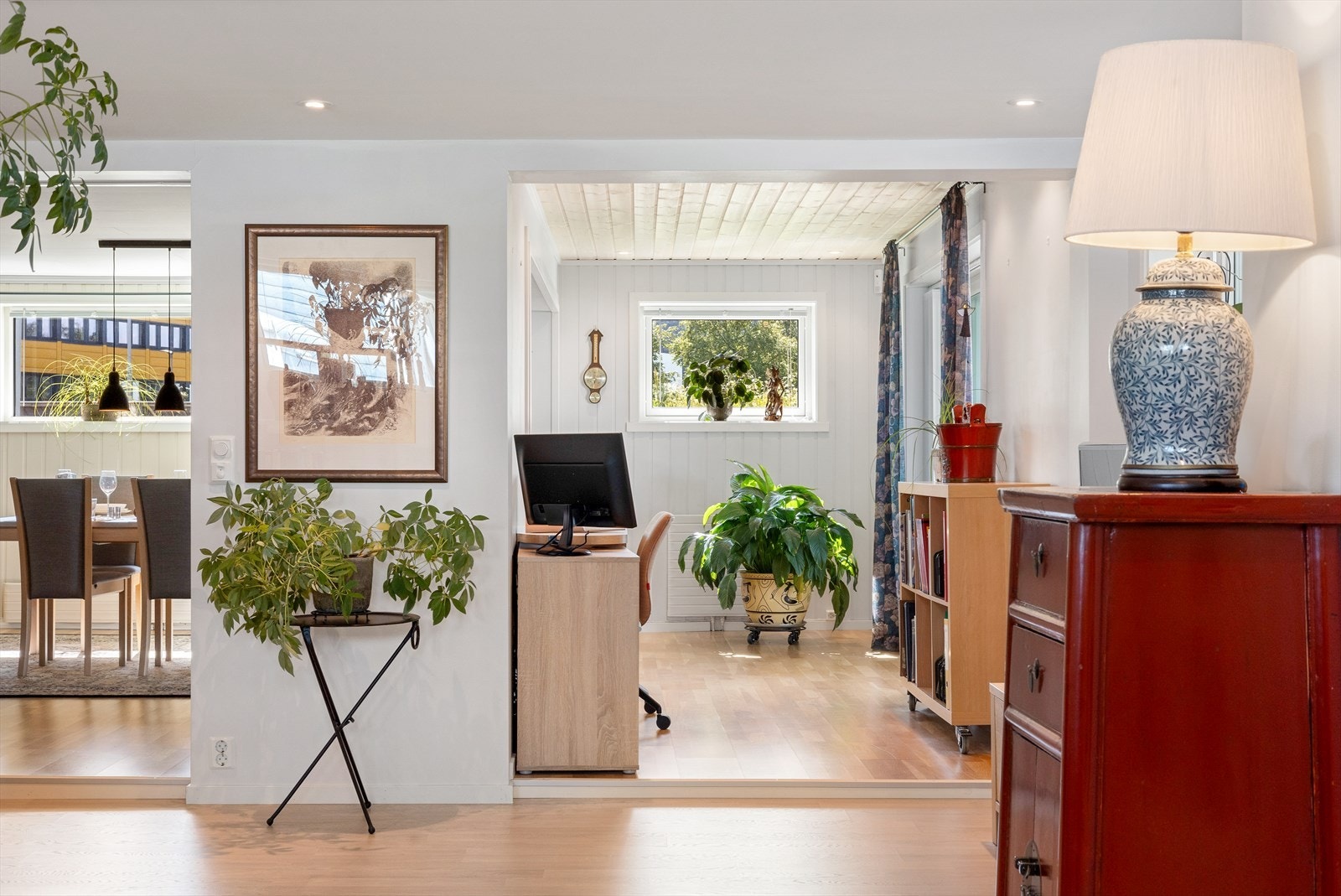 Mot arbeidsplass og spisestue. Galleribilde