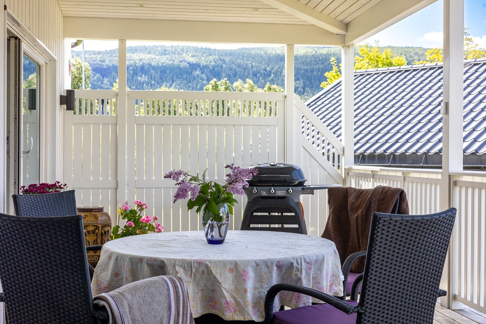 Levegg i enden av terrasse. Dette er en meget fin uteplass, og kan brukes store deler av året. Galleribilde