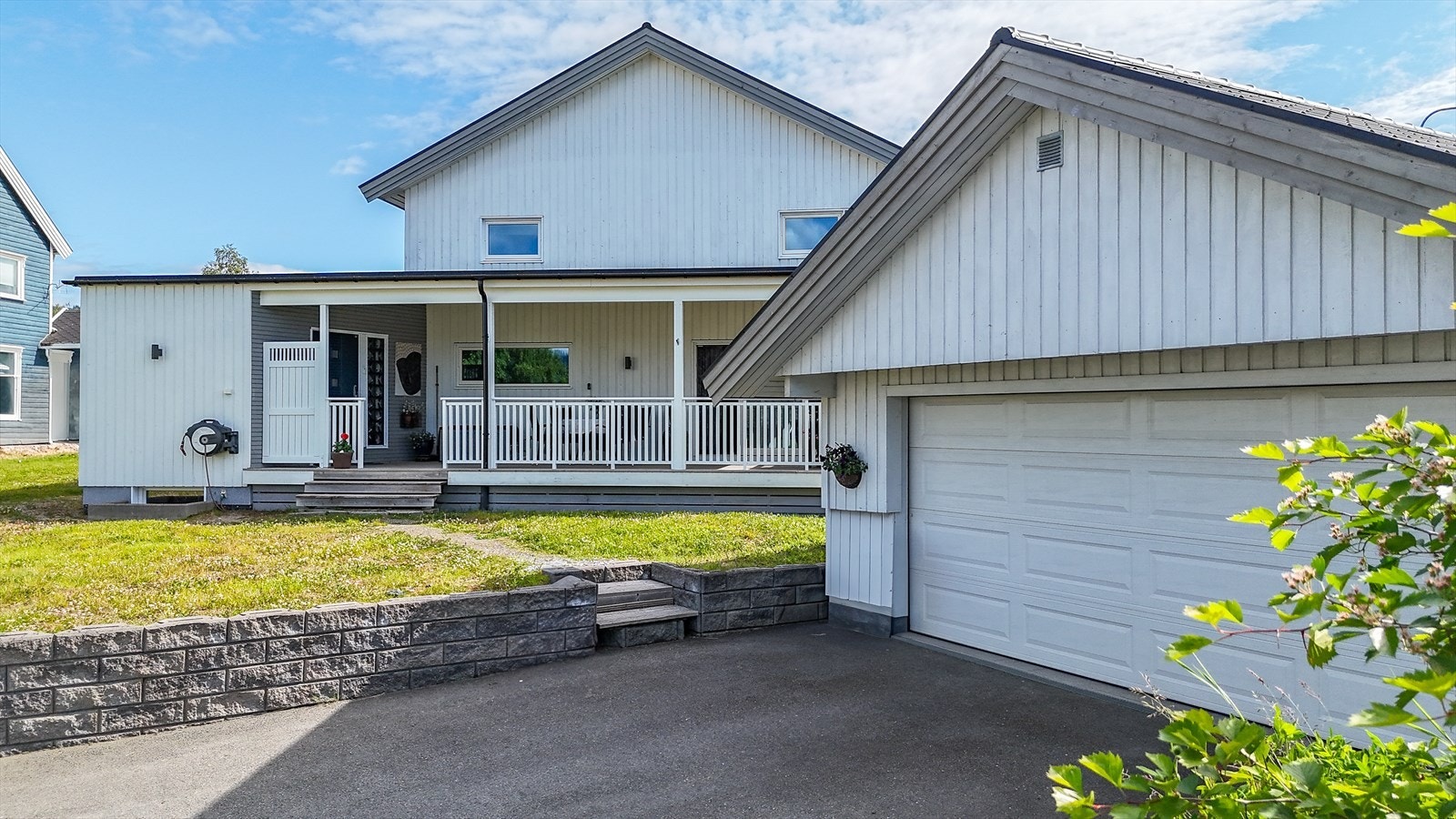 Ny drenering rundt hus og garasje. Tomten er relativt flat og pent opparbeidet med plen, samt forstøtningsmurer mot vei, og asfaltert gårdsplass foran garasje. Galleribilde