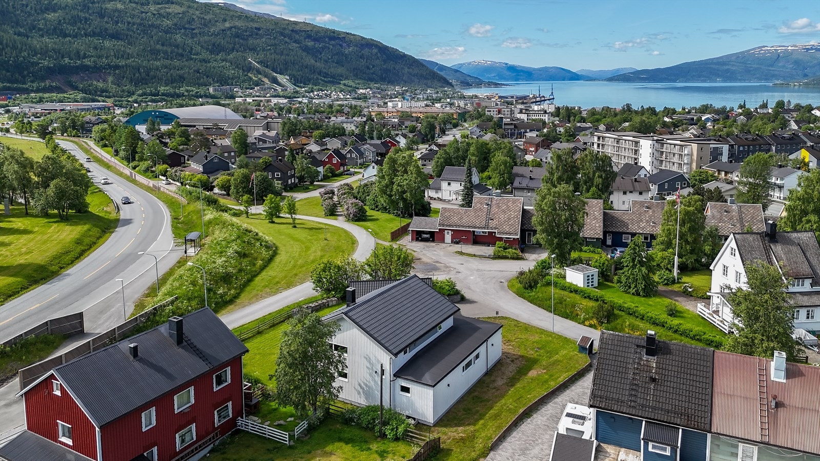 Boligen er i all hovedsak vendt mot sør-vest og vest, og kan dermed skilte med svært gode solforhold. Morgensolen kommer inn fra sør-øst på hjørnet av boligen og er på eiendommen til langt ut på kvelden. Galleribilde