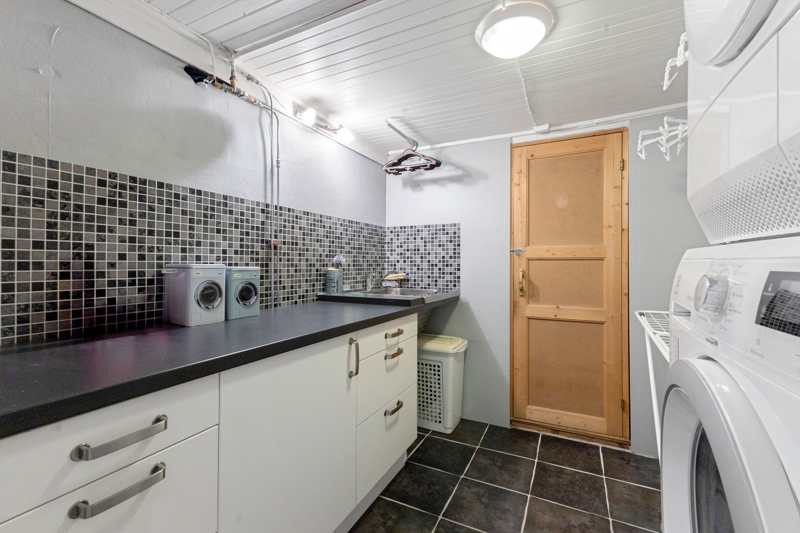 Vaskerom. Det var badstu tidligere, bak døren rett frem. Galleribilde