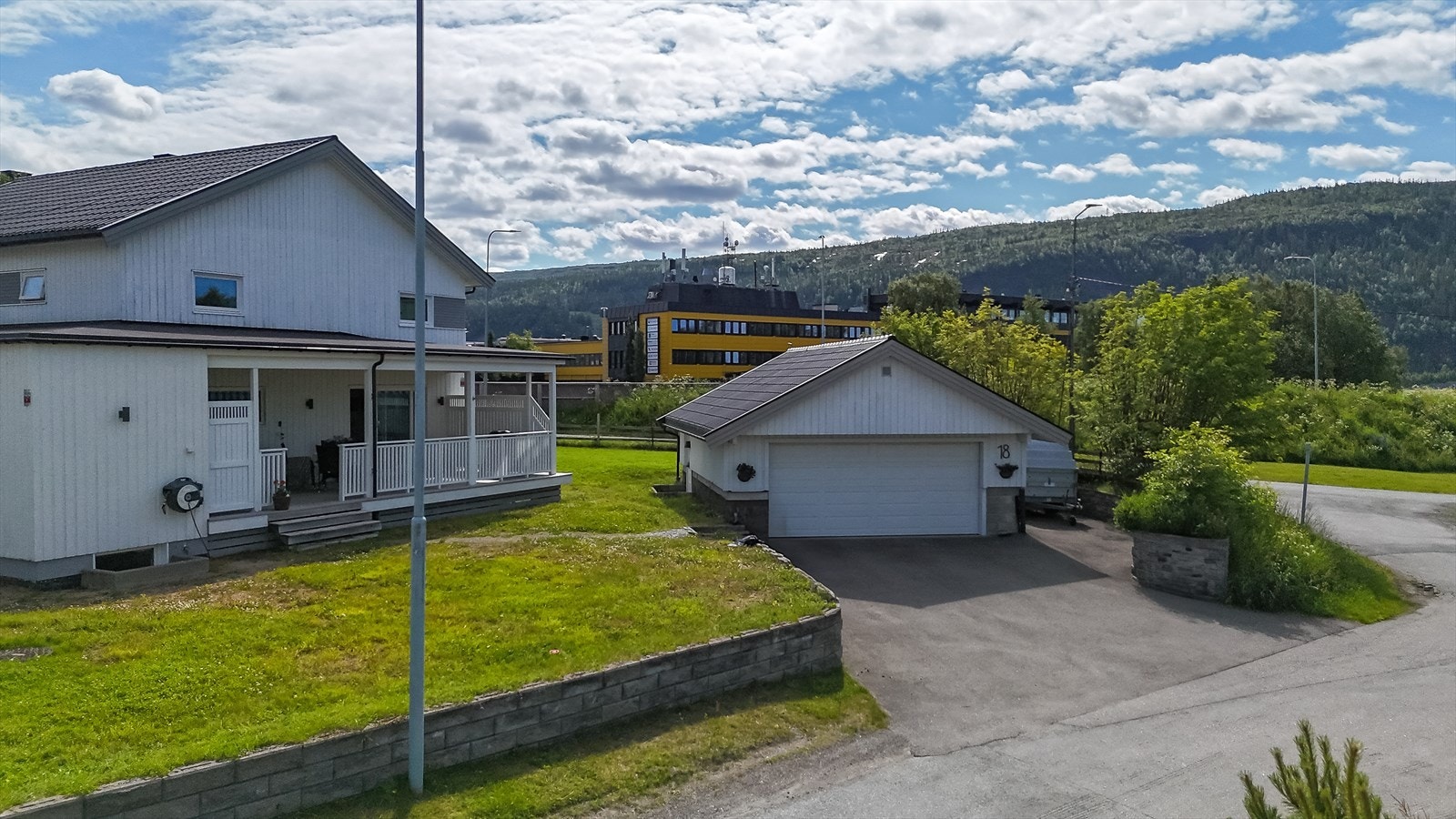 Dobbelgarasje, lang solgang og romslig uinnredet rom i u.etg. Ekstra plass på siden av garasjen, til f.eks en henger(slik avbildet) Galleribilde