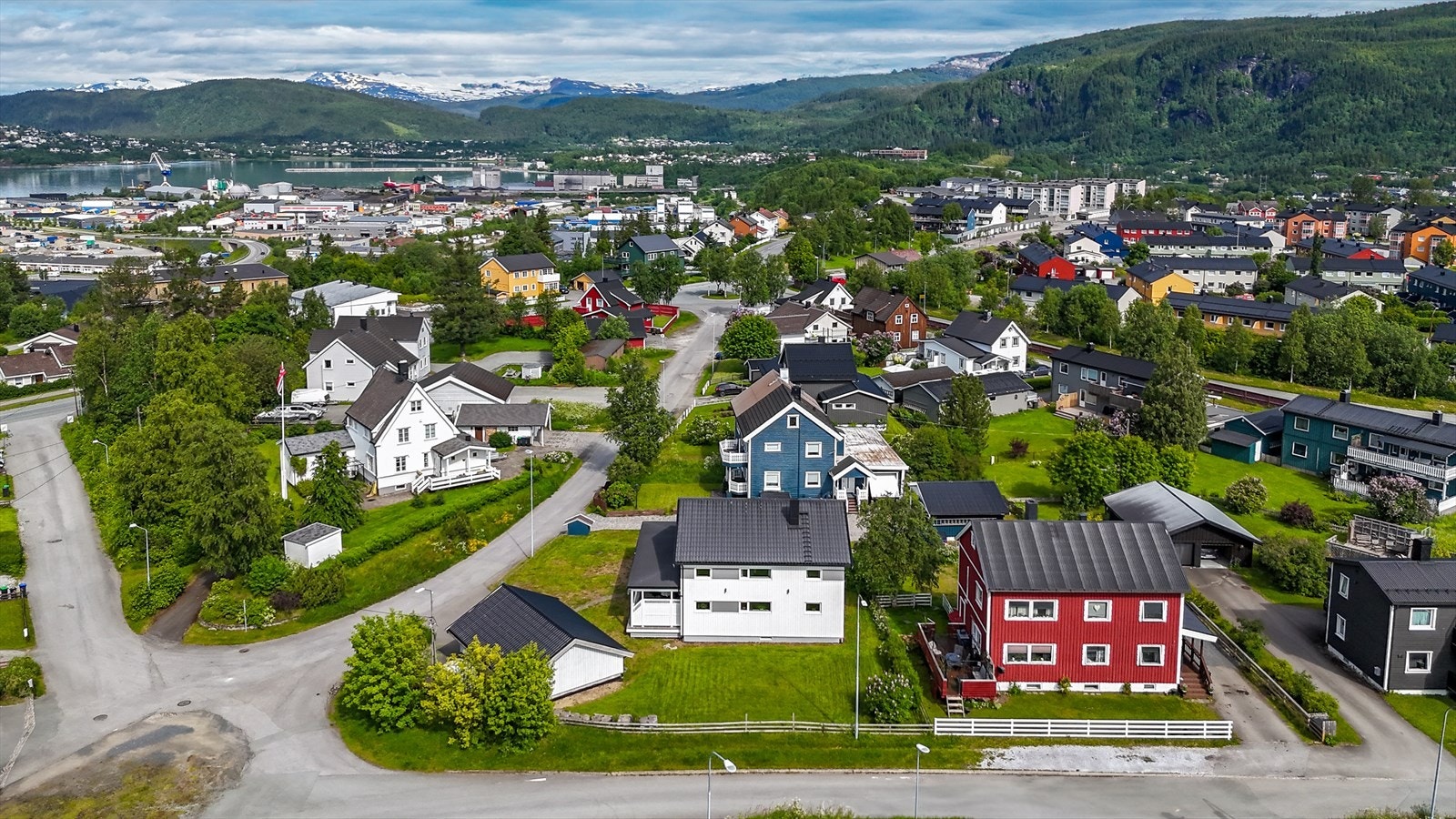 Litt om avstander: Lyngheim skole (1-7 kl.) 0.6km - Rana ungdomsskole (8-10 kl.) 0.6km - Polarsirkelen vgs. - Mjølan: 2.8km - Buss, Skansen, Linje 1(100, 373) - Sentrum av byen: 1.2km. Galleribilde