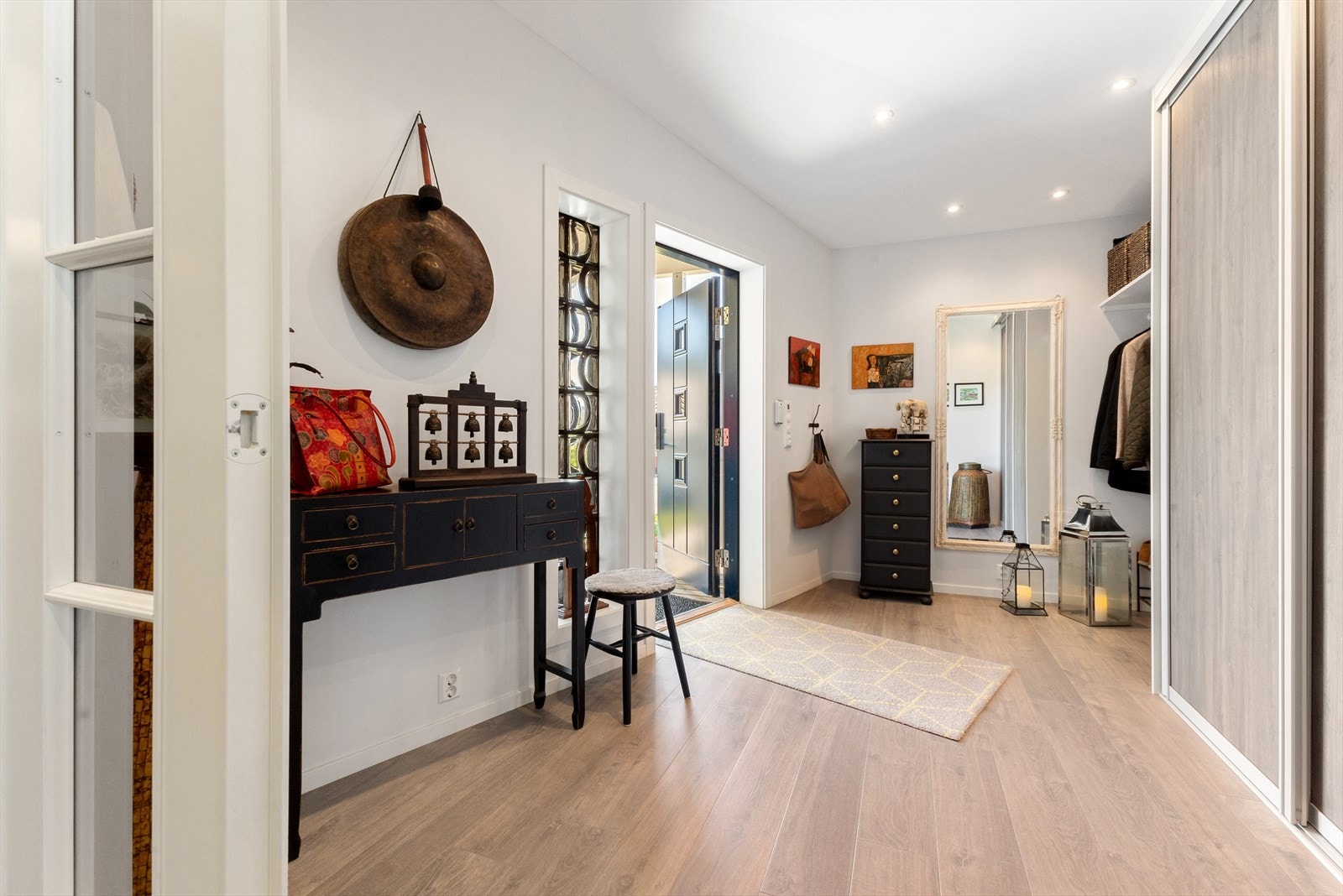 Yttergangen har varme i gulv, stor skyvedørsgarderobe og downlights i himling. Ytterdør + sidefelt i moderne stil, samt elektronisk lås. Galleribilde