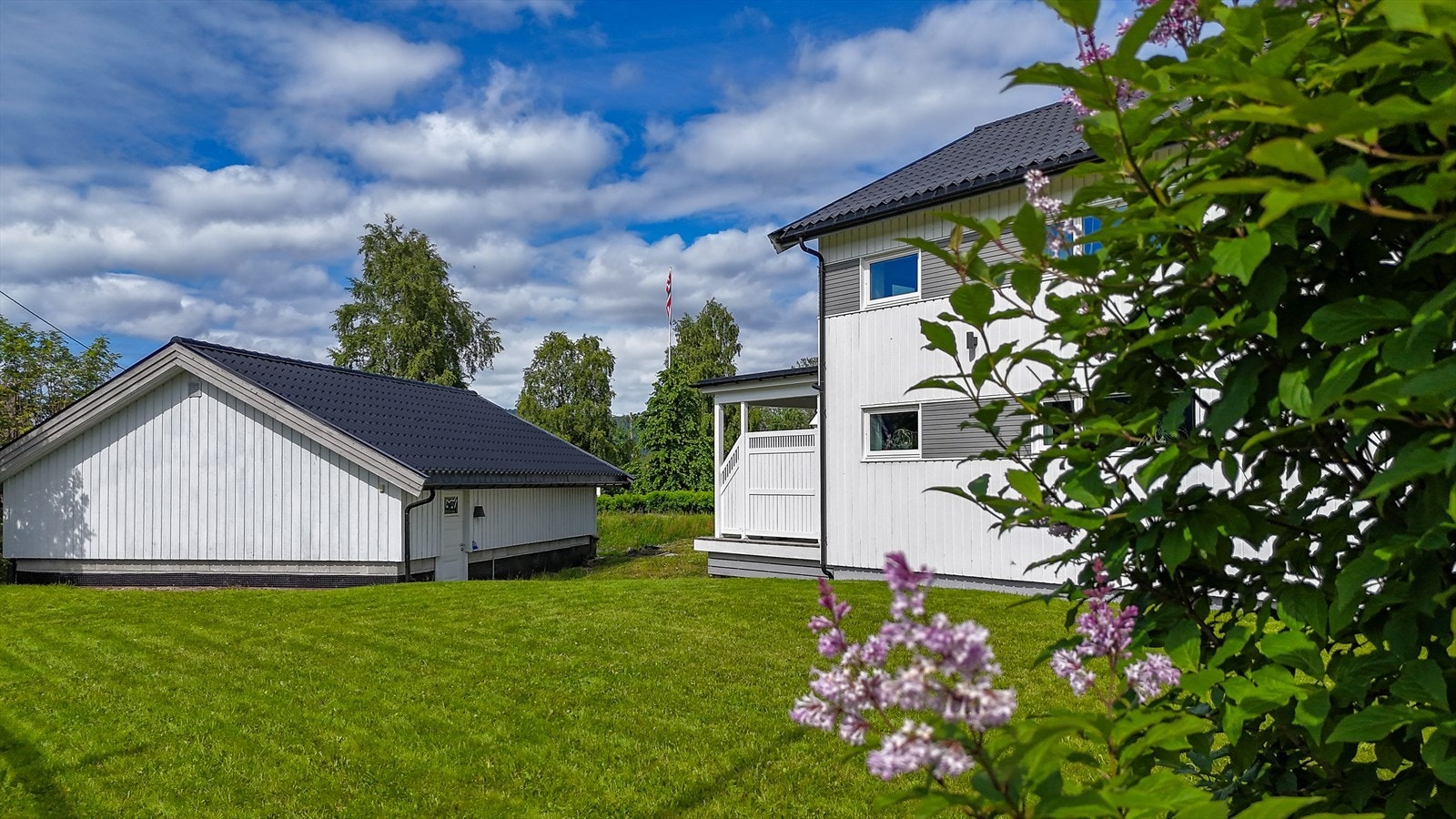 Innen en radius av 500 meter ligger både Mo Ungdomsskole og Moheia Fritidspark & Badeland. Kort avstand (ca. 150 meter) også til tursti/skiløype med videre forbindelse til Klokkerhagen elvepark med fine tur- og rekreasjonsmuligheter både sommer/vi Galleribilde