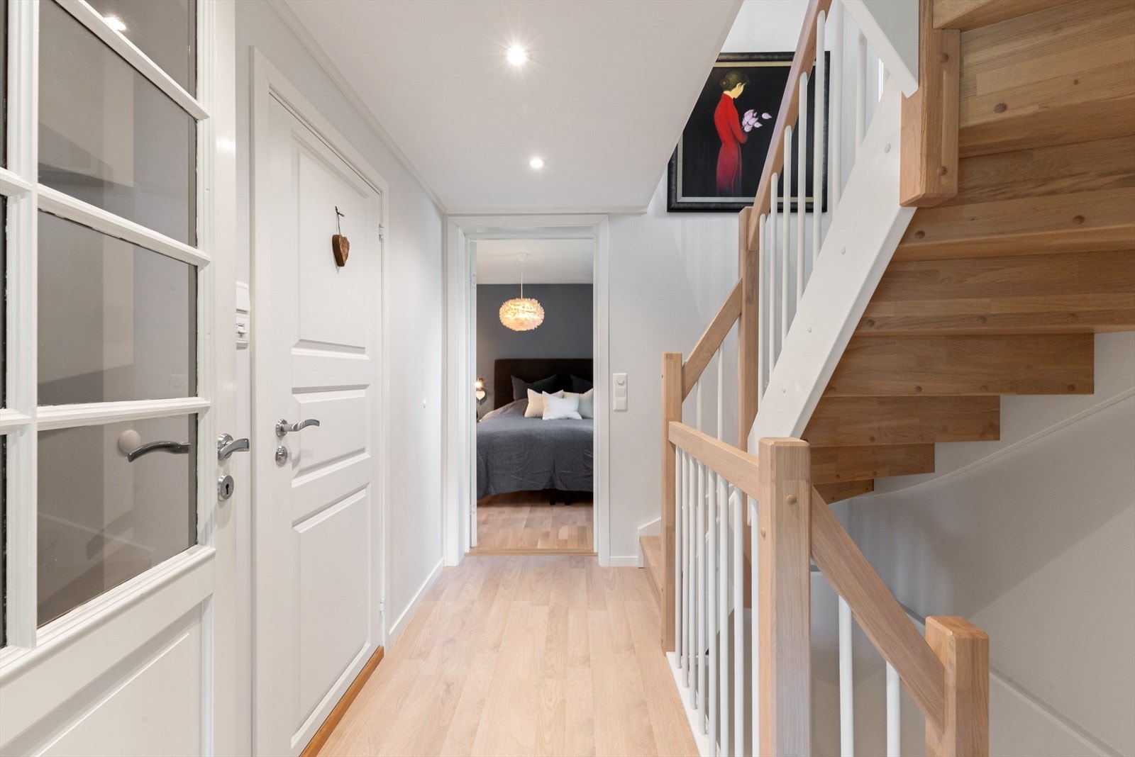 Hall/trappegang. Soverom rett frem og ett bad på venstre hånd. Trapp mellom kjelleretasje og 2. etasje er fra 2017 i eik utførelse. Galleribilde