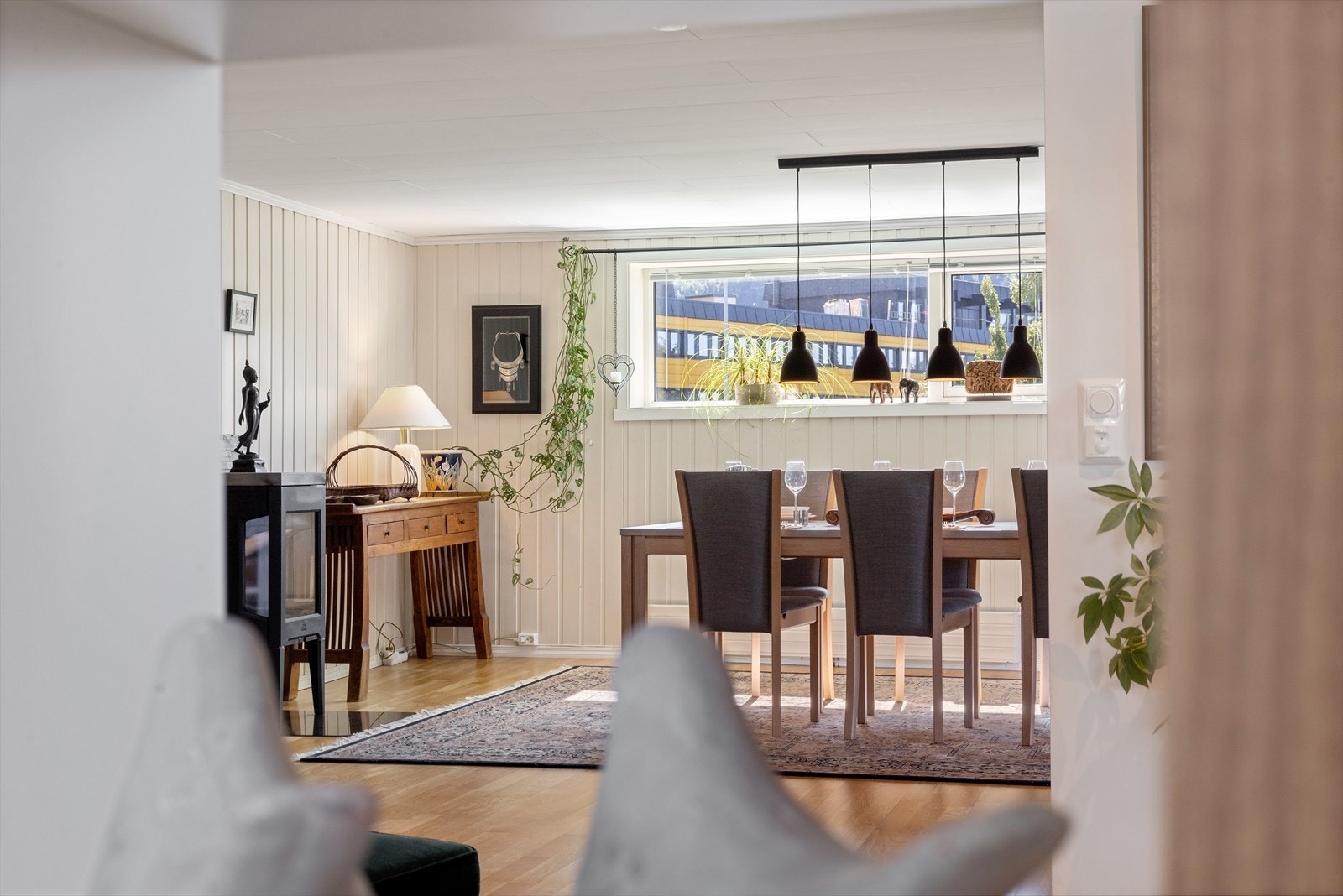 Mot spisestue fra stue nr. 2. Galleribilde